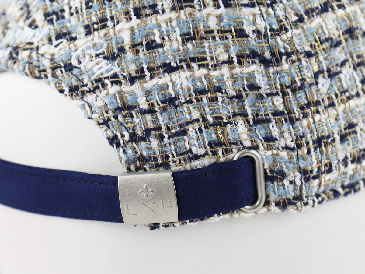 Détail de la boucle arrière en métal sur la casquette Tweed Bleu Nuit de LXH