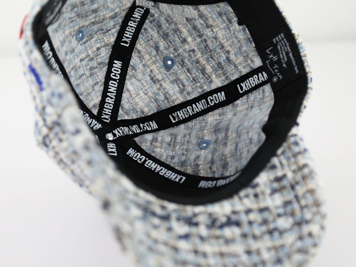 Intérieur de la casquette LXH en Tweed Bleu Nuit avec coutures renforcées et détails de marque