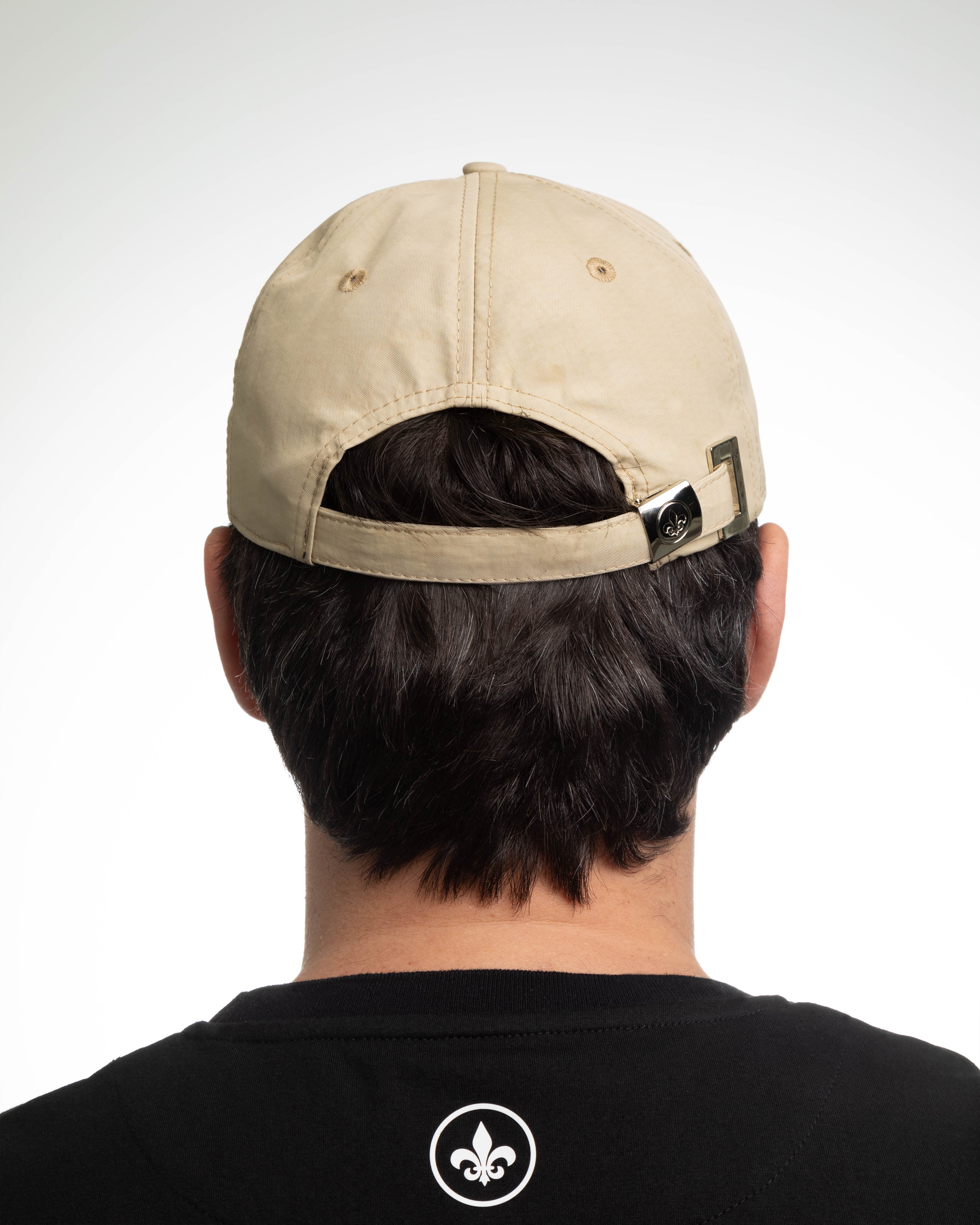 Casquette LXH en nylon beige avec ajustement à l'arrière, vue arrière du porteur