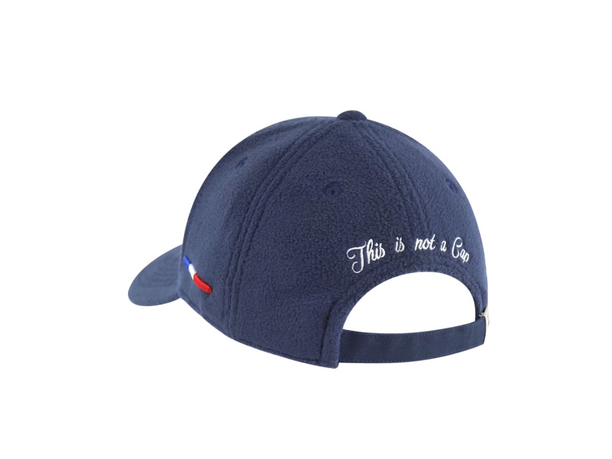 Casquette polaire bleu marine avec broderie sur l'arrière pour un style décontracté