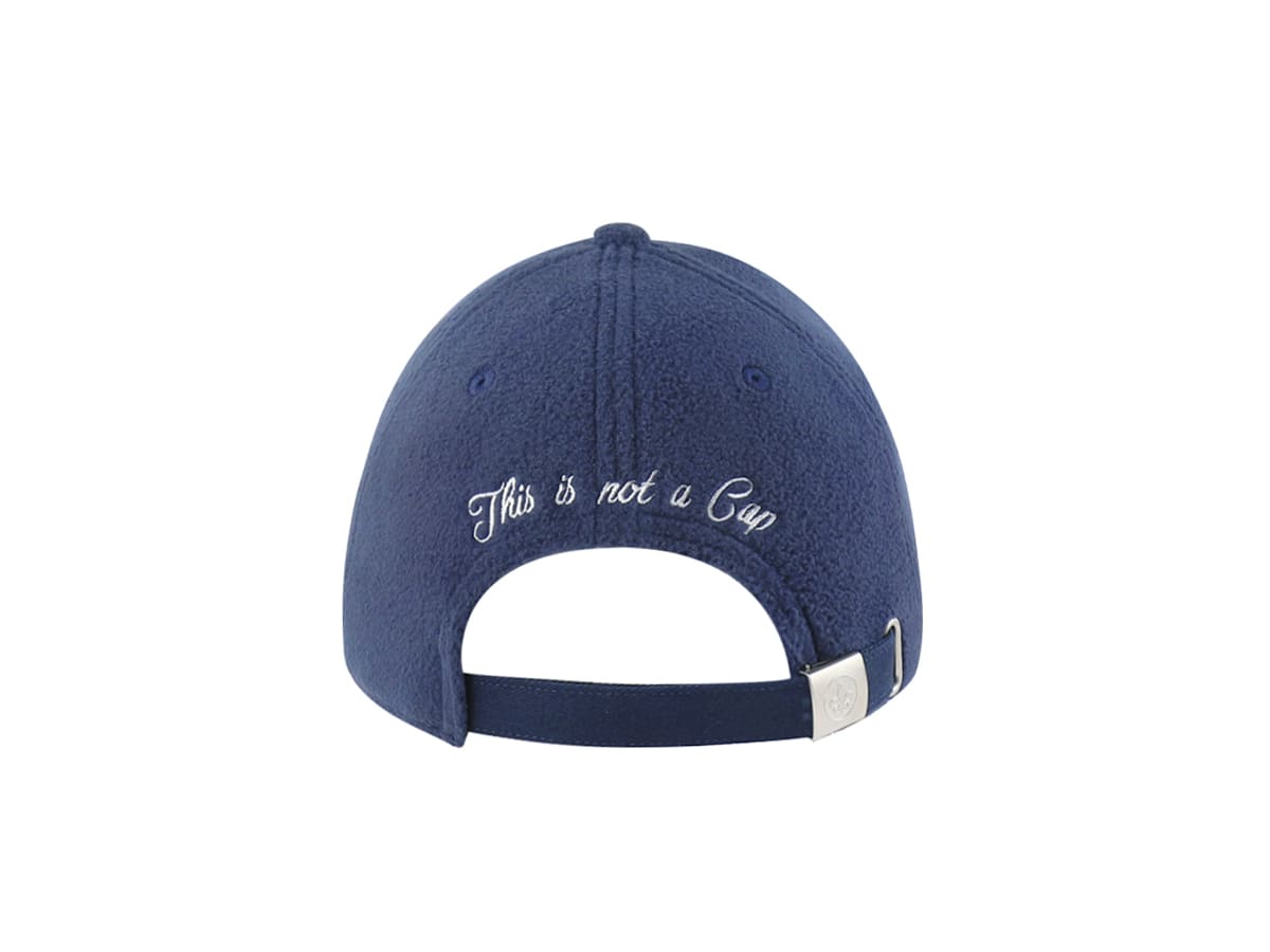 Casquette LXH Polaire Bleu Marine avec inscription 'This is not a Cup' au dos pour un style décontracté