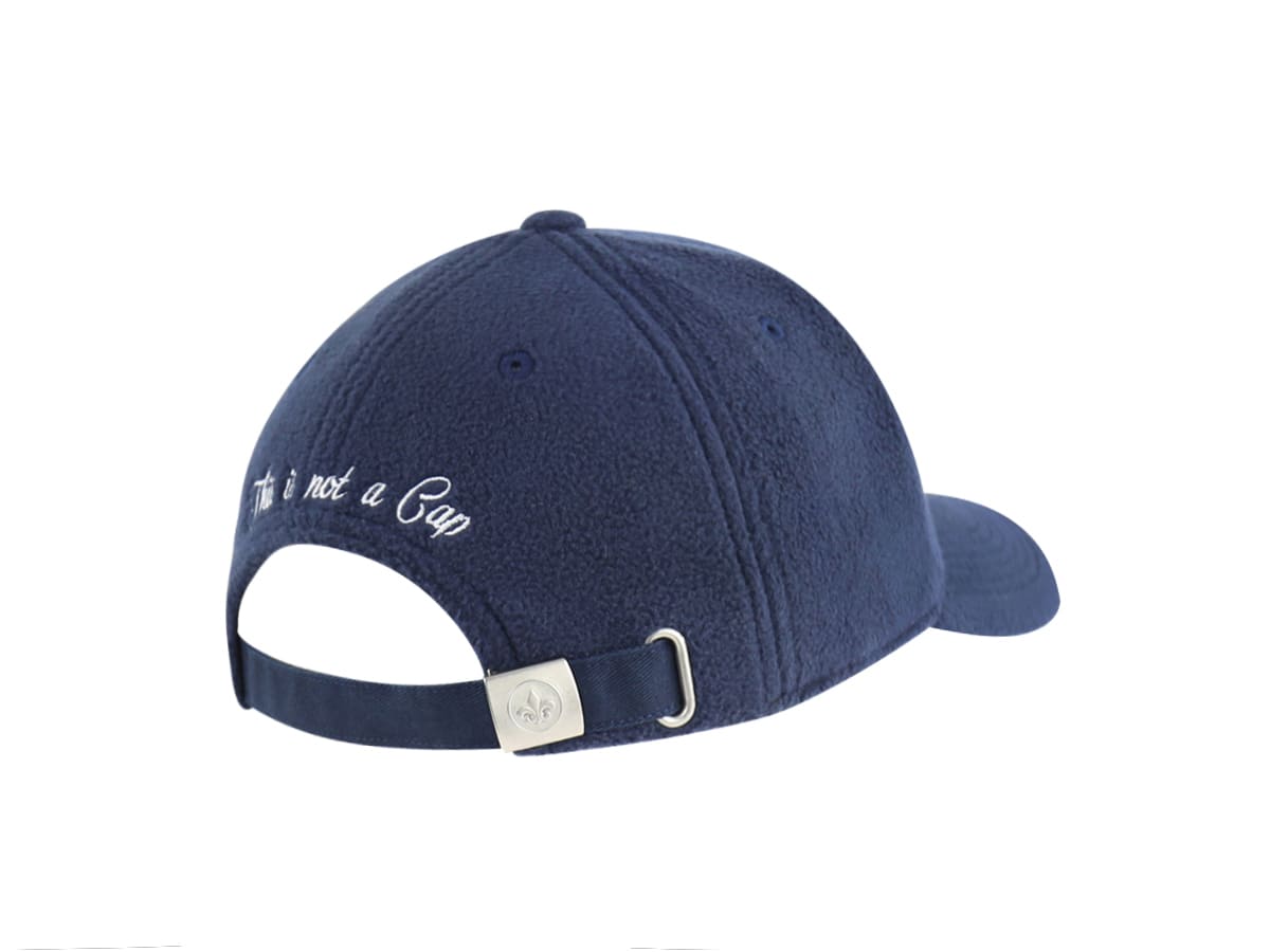 Casquette LXH en polaire bleu marine avec broderie à l'arrière.