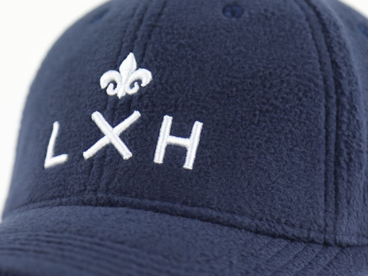 Casquette LXH en polaire bleu marine avec logo brodé en blanc