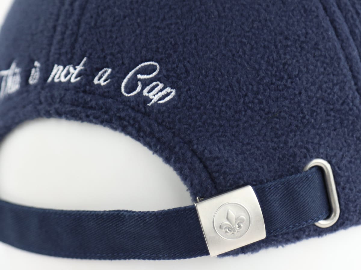 Casquette LXH en polaire bleu marine avec broderie élégante et ajustement à l'arrière