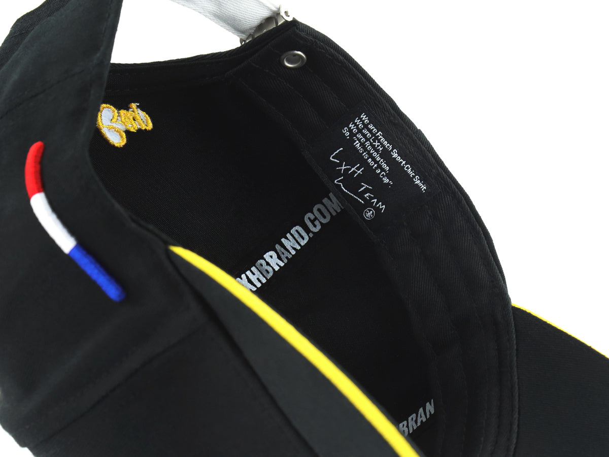 Casquette LXH Racing Noir avec doublure intérieure et détails colorés accentuant le style.