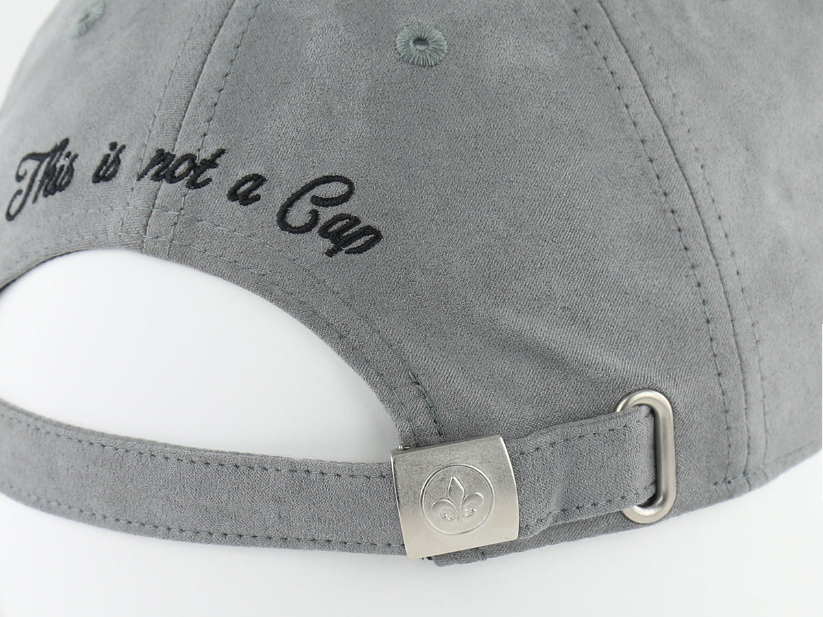 Casquette en suédine gris avec broderie 'This is not a Cap' à l'arrière
