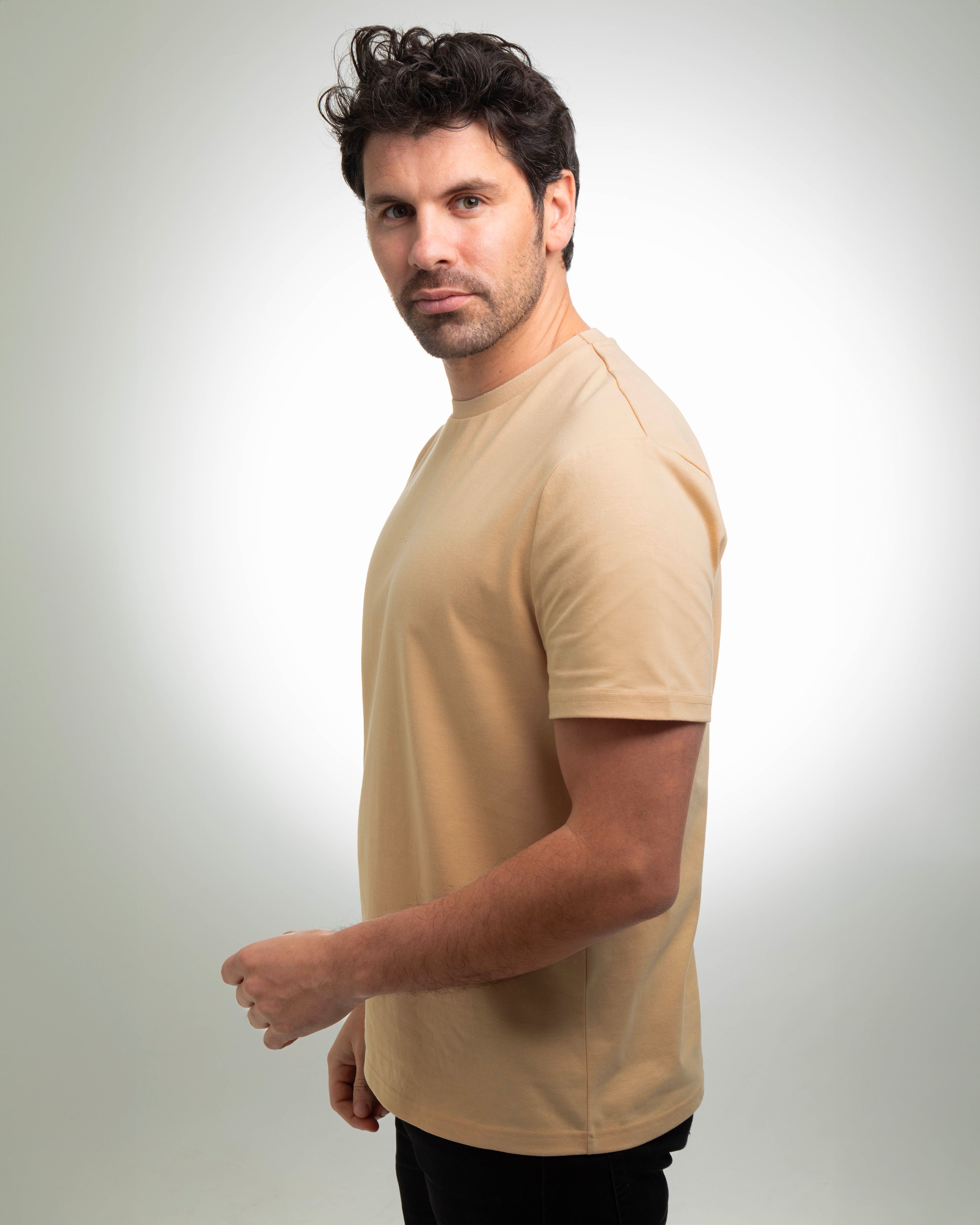 T-shirt Coton beige LXH porté par un homme de profil avec fond clair et style décontracté