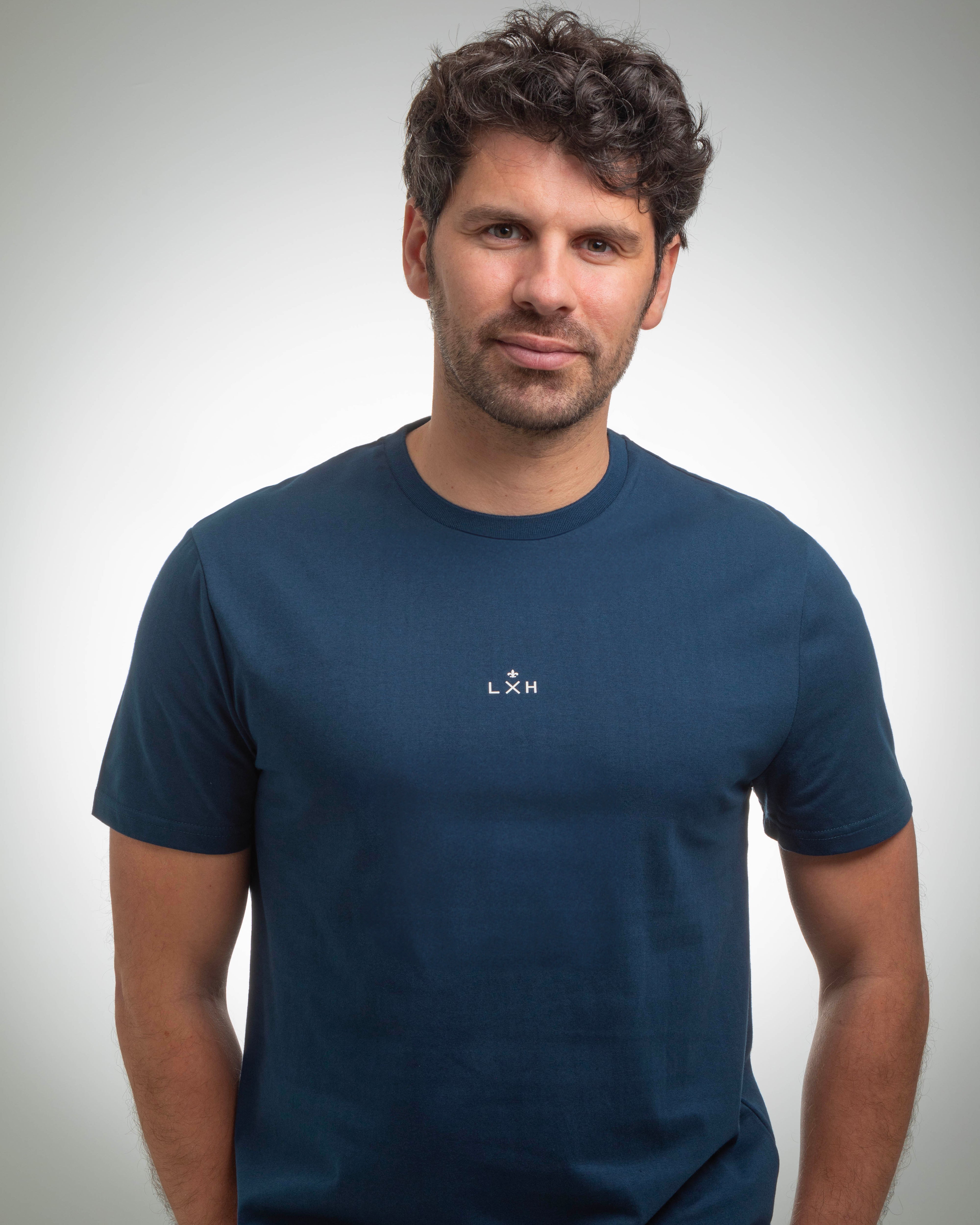 T-shirt Coton bleu marine LXH porté par un homme avec logo minimaliste au centre