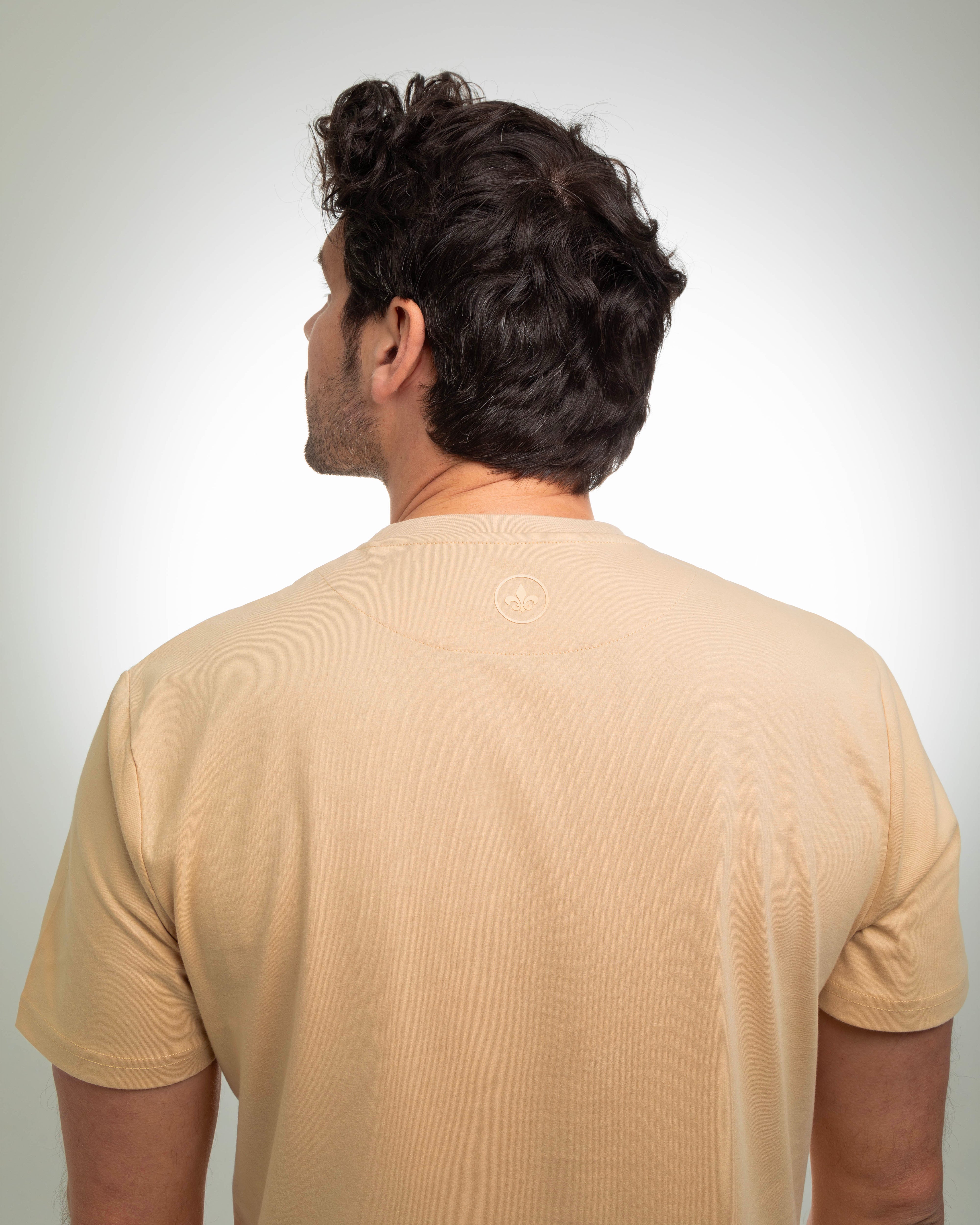 T-shirt Coton beige LXH porté de dos par un homme avec logo discret au col