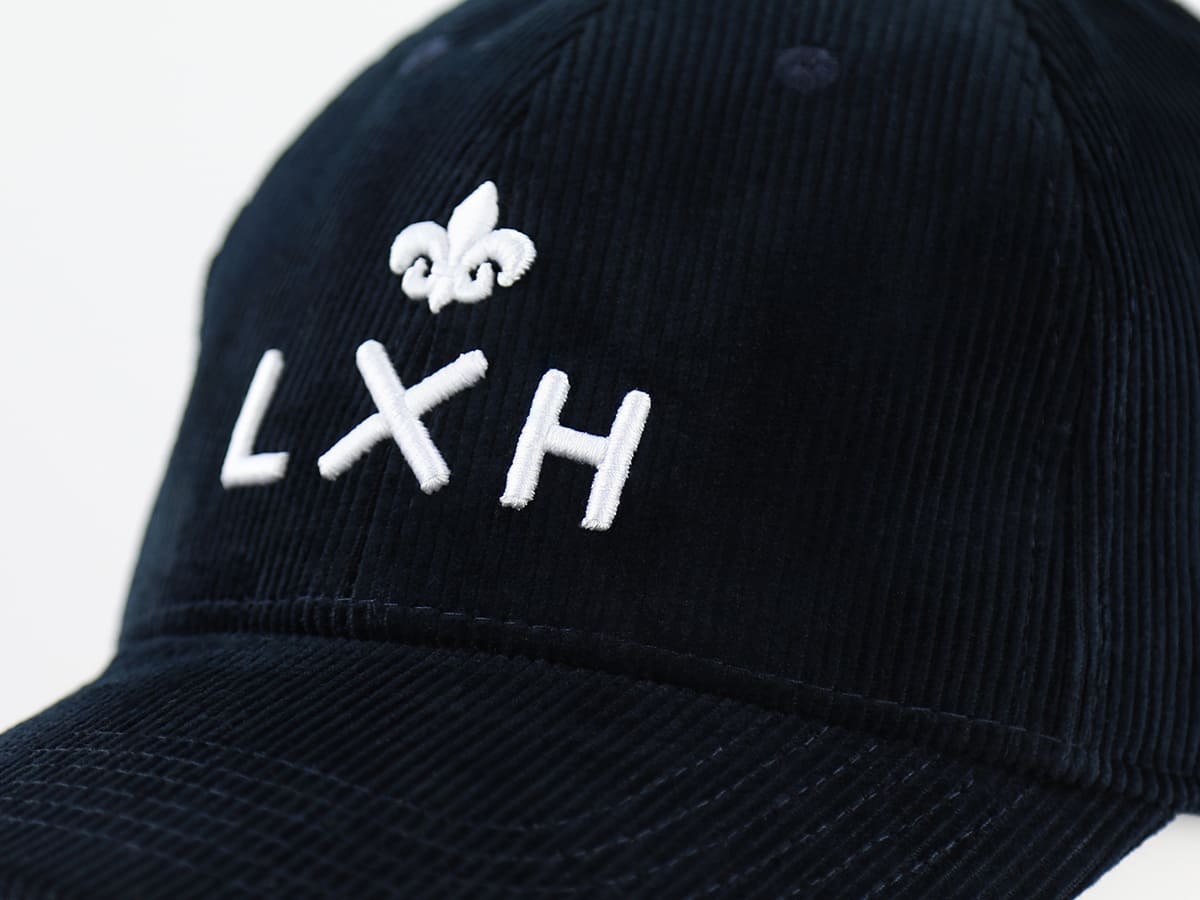 Casquette LXH en Velours Côtelé Bleu Marine avec logo blanc brodé et motif fleur de lys