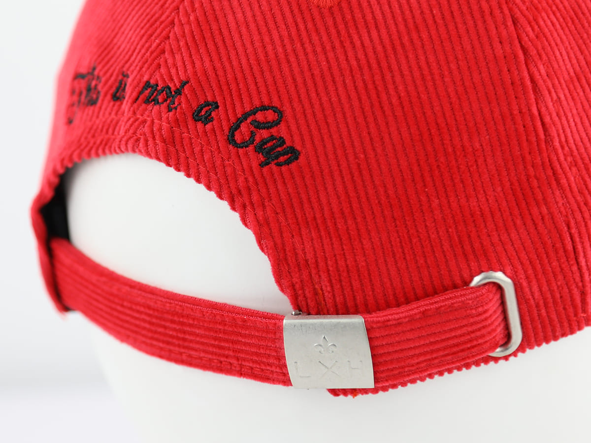 Casquette LXH en Velours Côtelé Rouge avec fermeture réglable et broderie noire au dos