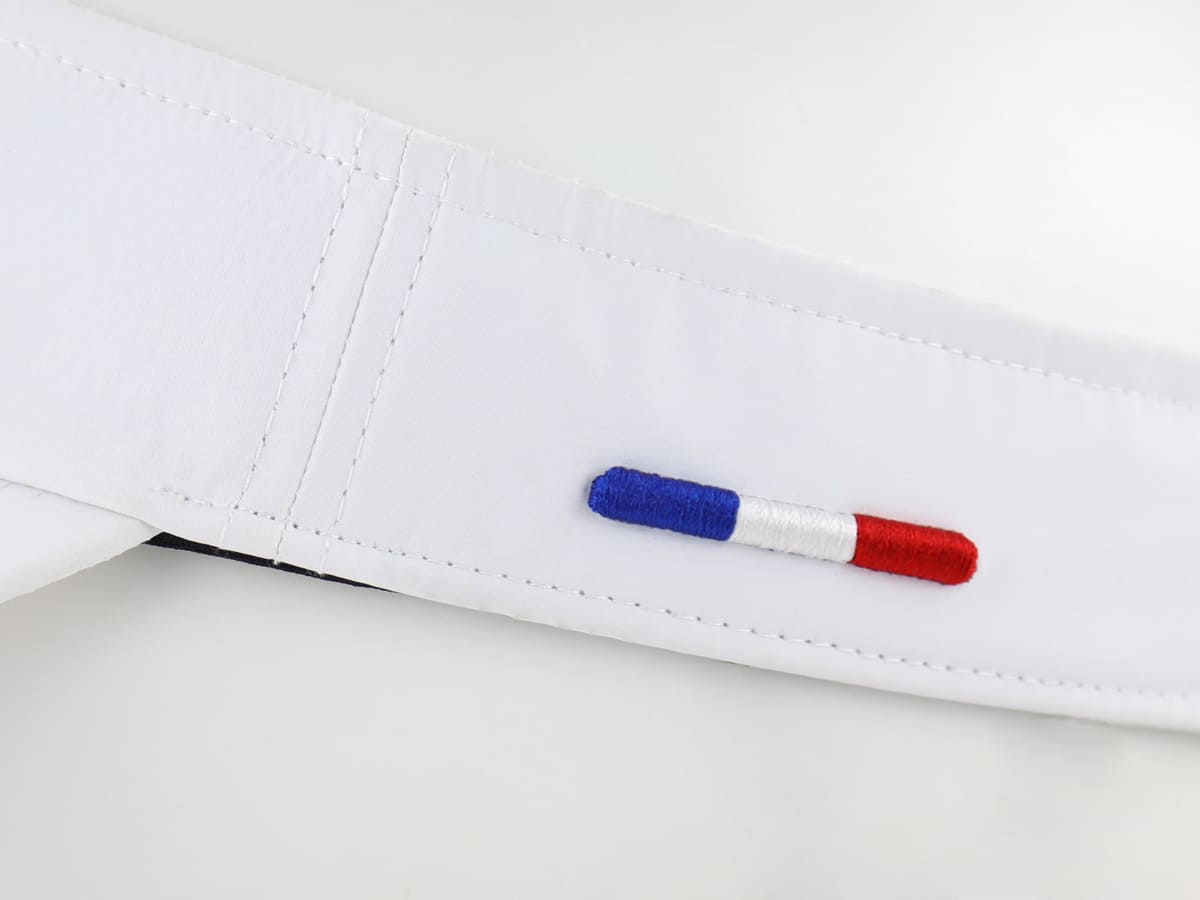Visière Nylon Blanc avec broderie tricolore pour un style élégant et sportif