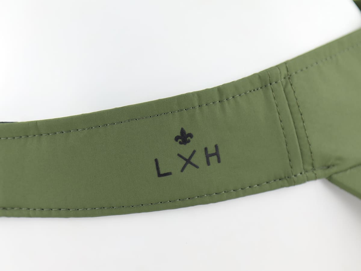 Détail de la Visière Nylon Kaki LXH avec un design élégant et ajustable