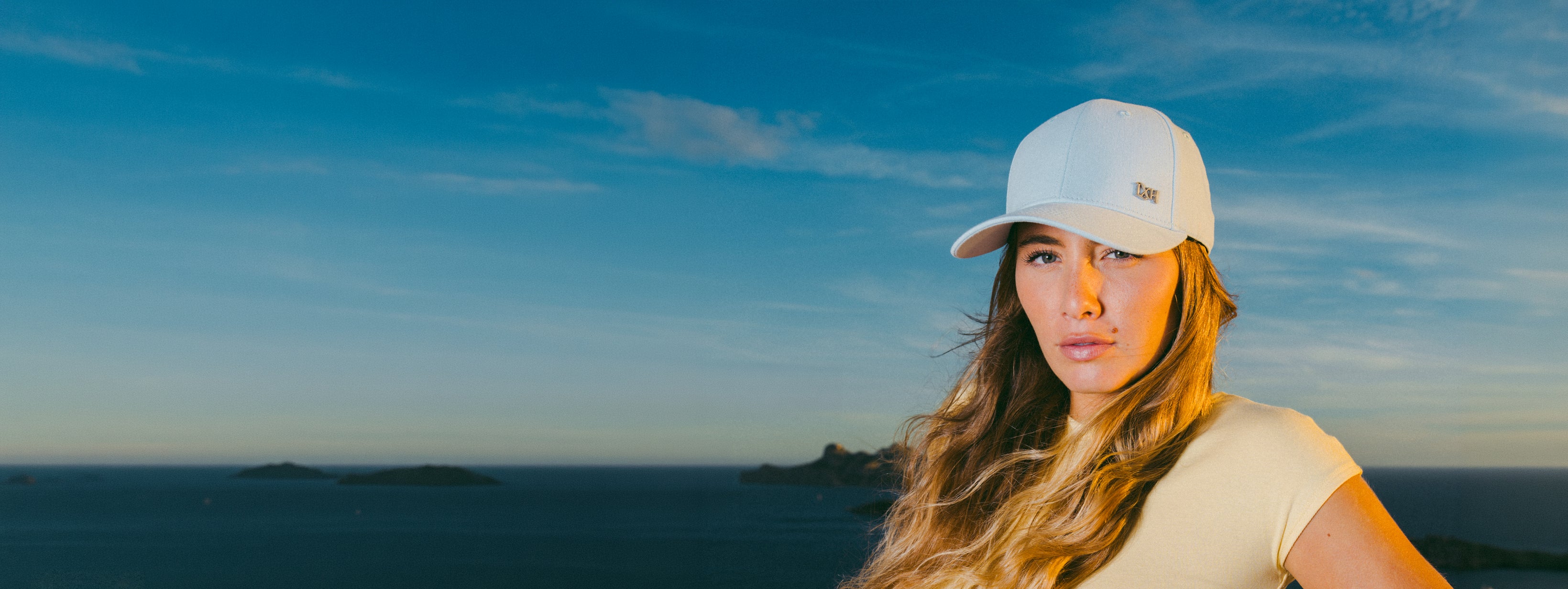 Femme élégante en tenue décontractée près d'une marina sur fond de paysage naturel Collection Prestige