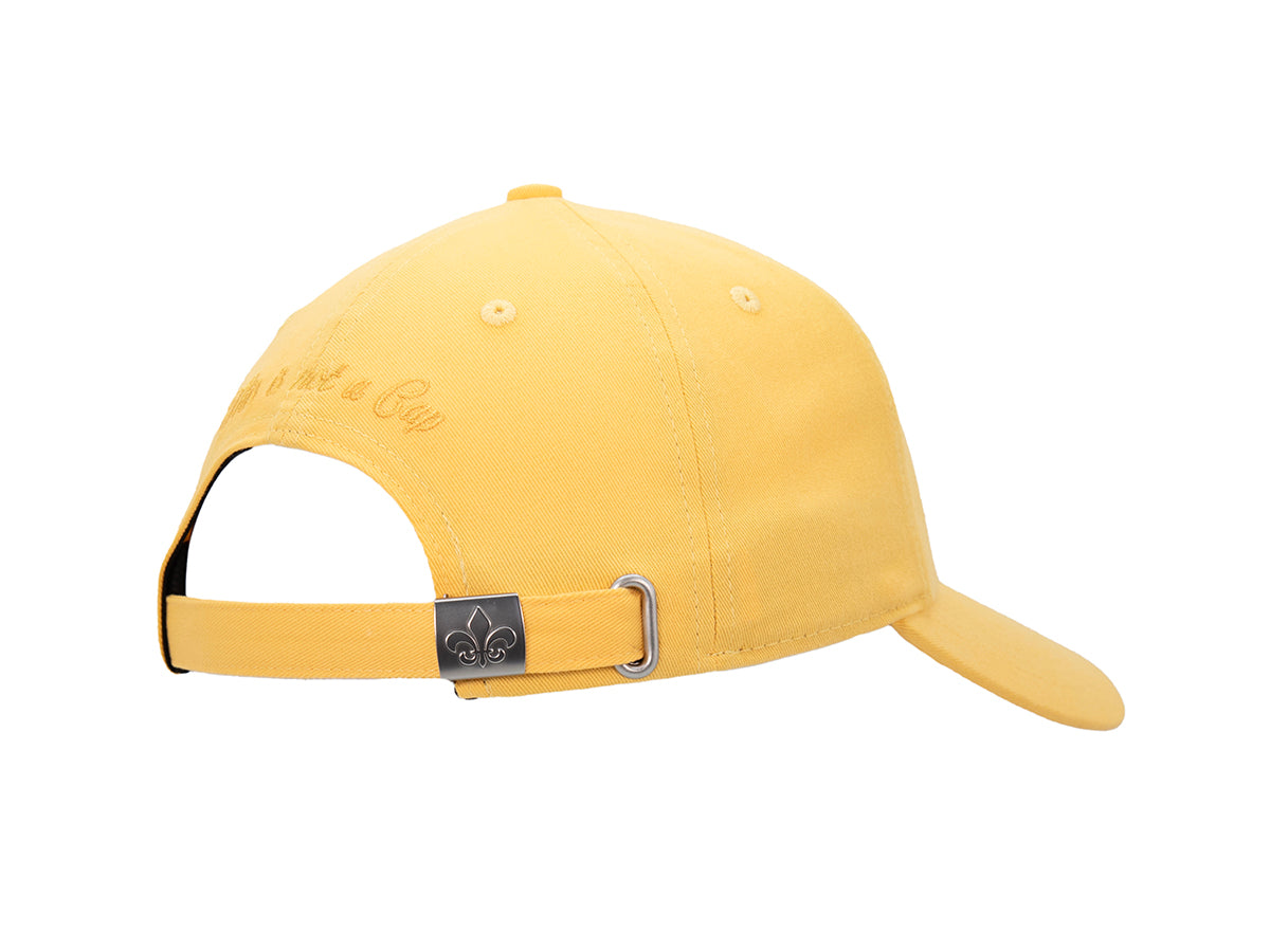Arrière casquette « Héritage » mimosa, sangle ajustable, D-ring plaque fleur de lys, broderie ton sur ton script.