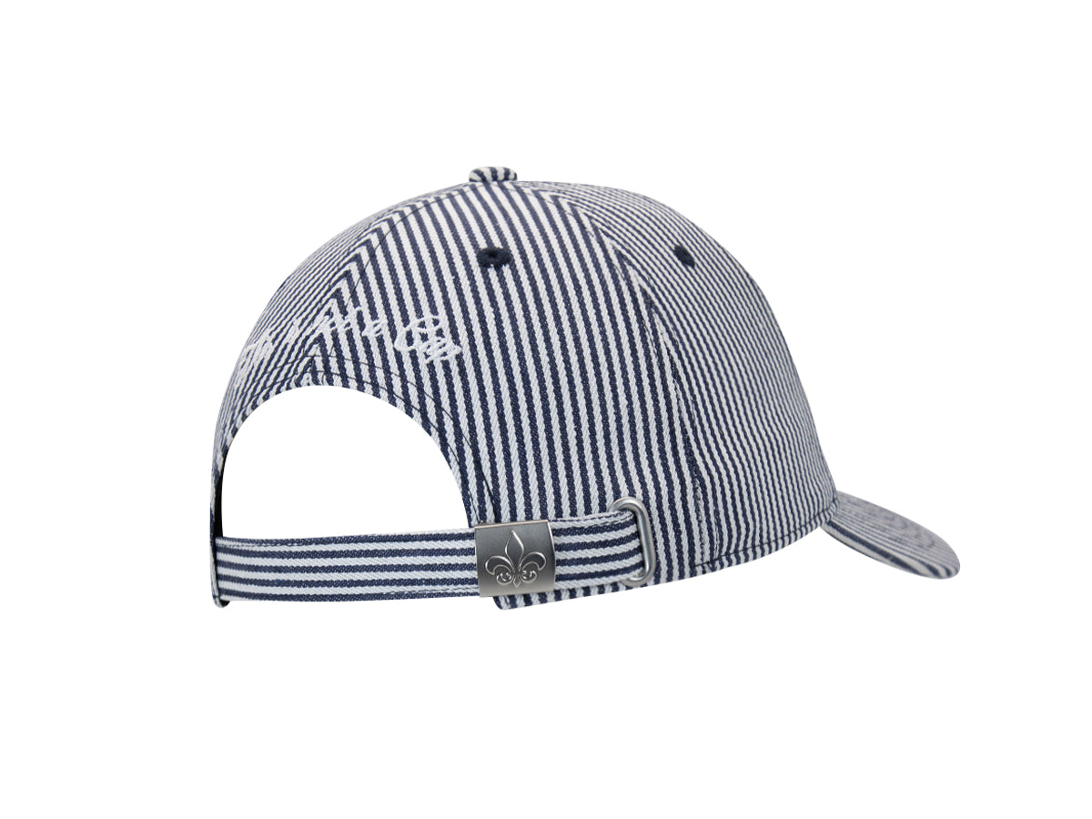 Vue arrière casquette LXH Marinière, sangle rayée bleu marine et blanc, boucle métal fleur de lys, signature brodée.