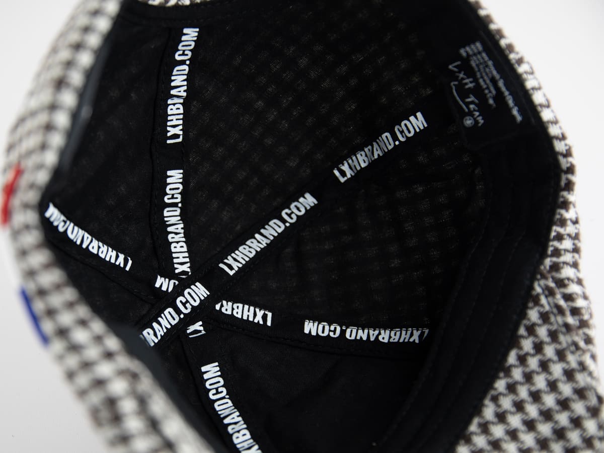 Intérieur du Béret Pied-de-Poule Marron / Blanc LXH avec étiquettes et doublure douce