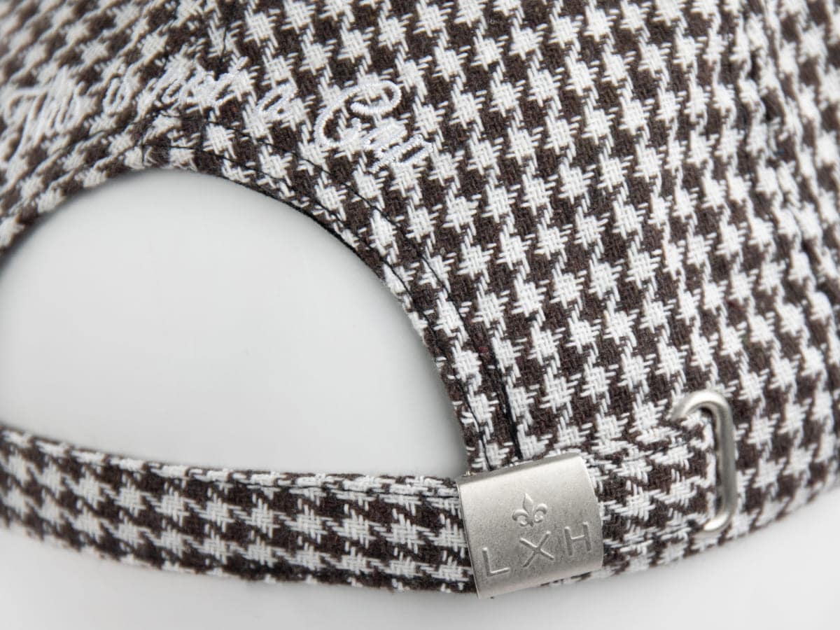 Béret Pied-de-Poule Marron / Blanc de LXH avec finition élégante et détails soignés