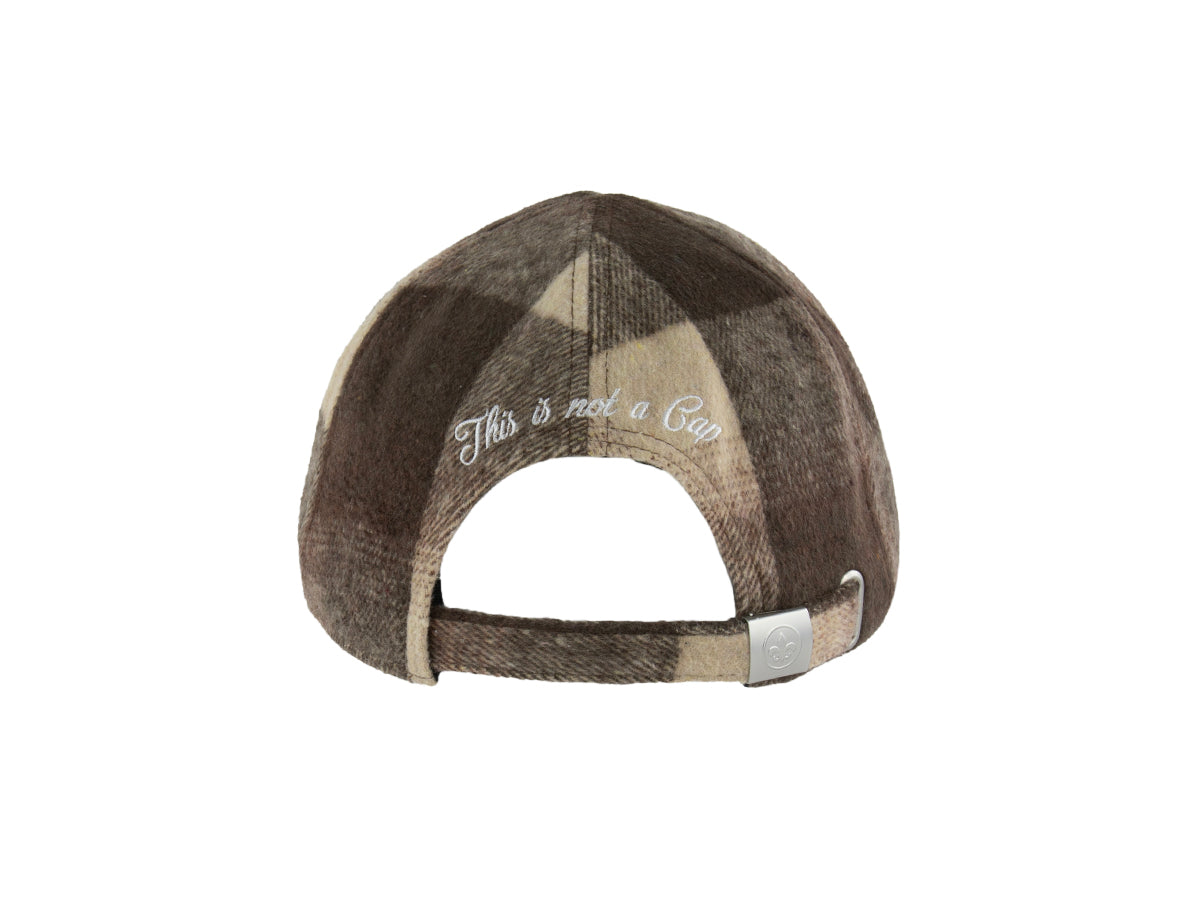 Béret tartan marron avec un design élégant et une inscriptionstylisée à l'arrière
