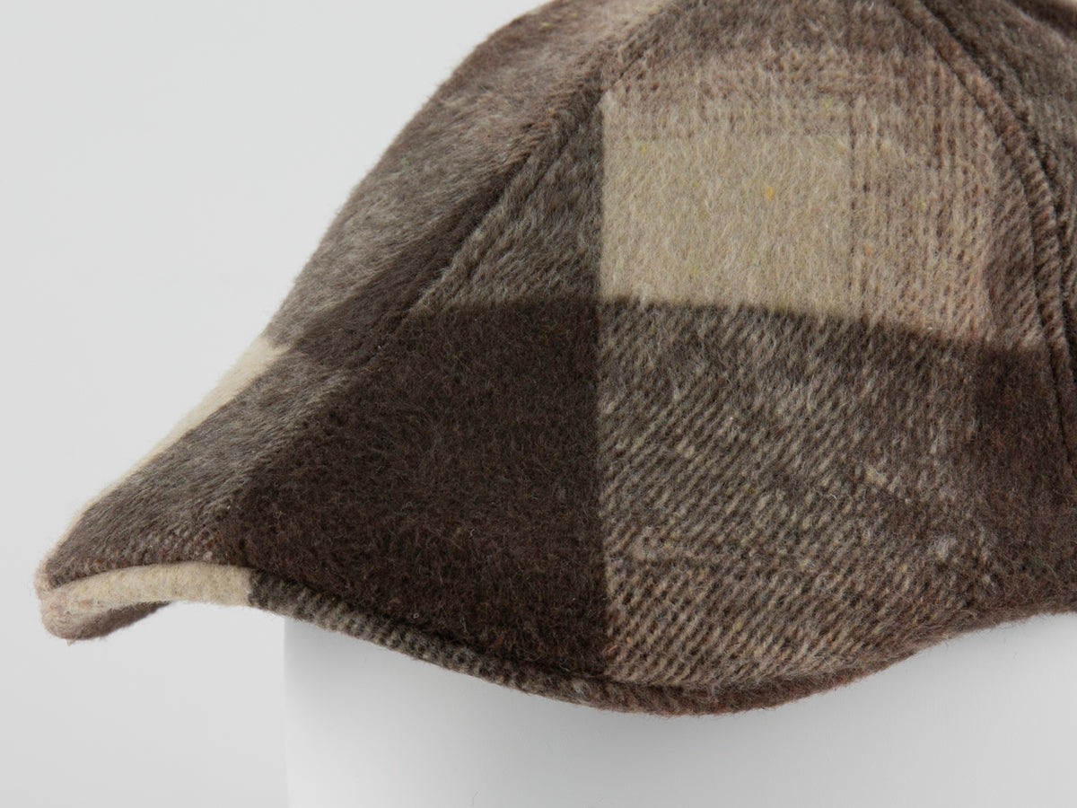 Béret tartan marron en tissu doux avec motif à carreaux pour un style élégant