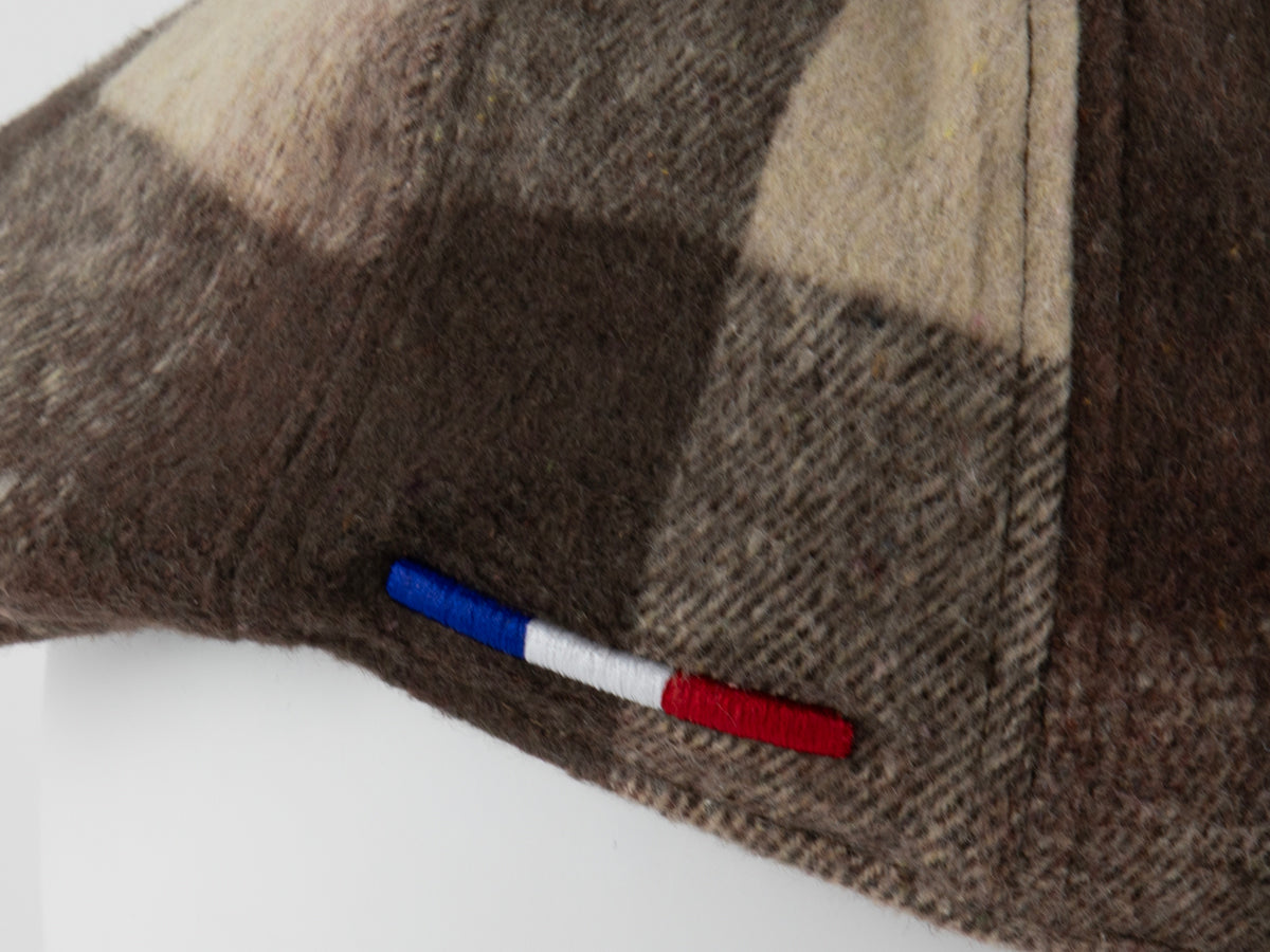 Béret tartan marron de la marque LXH avec broderie tricolore sur le côté