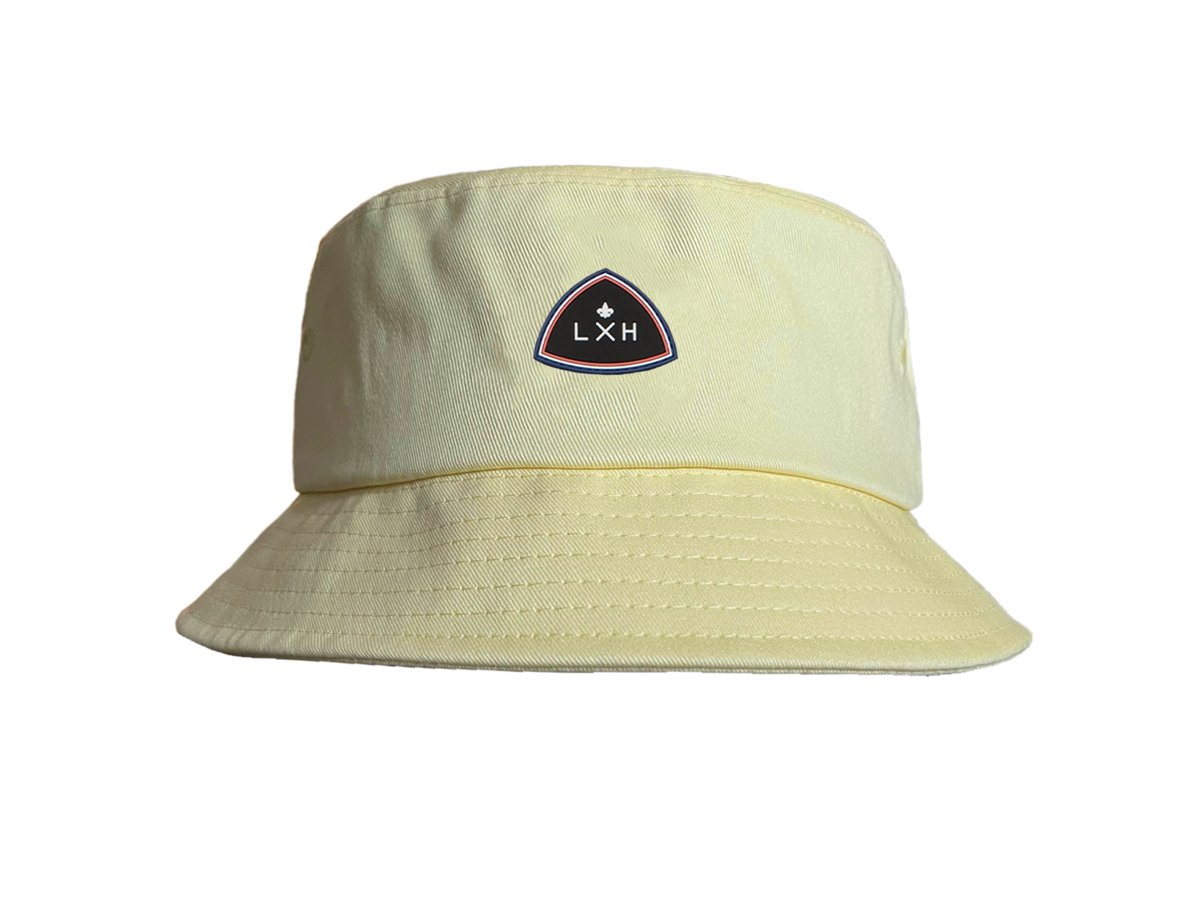 Bob Coton Jaune Pâle de la marque LXH avec logo sur le devant, parfait pour les journées ensoleillées.