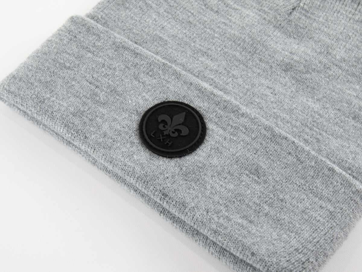 Bonnet gris maille fine LXH avec logo en cuir pour un style élégant et confortable