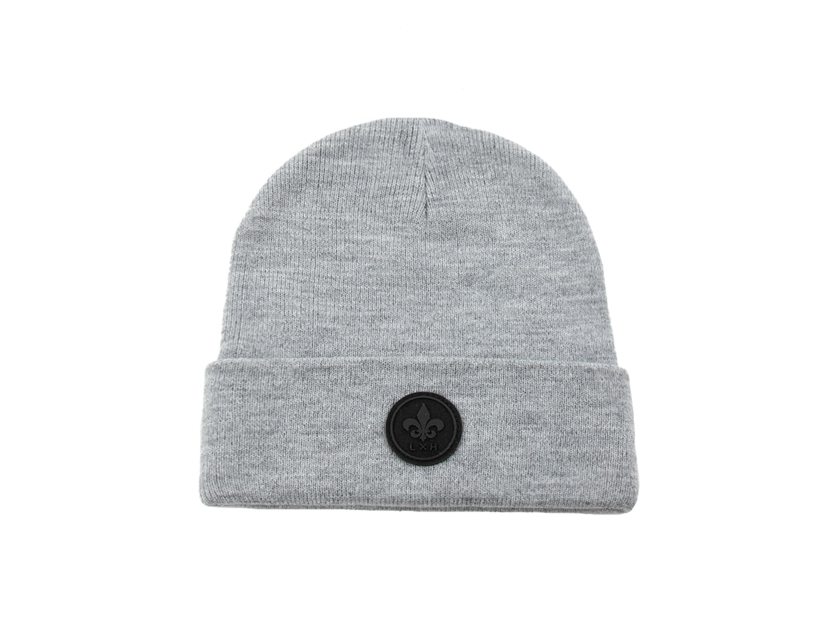 Bonnet gris maille fine LXH avec patch en noir, parfait pour les journées froides