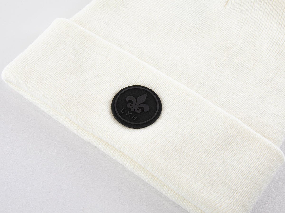 Bonnet maille fine écru LXH avec logo en cuir sur le revers pour un style élégant