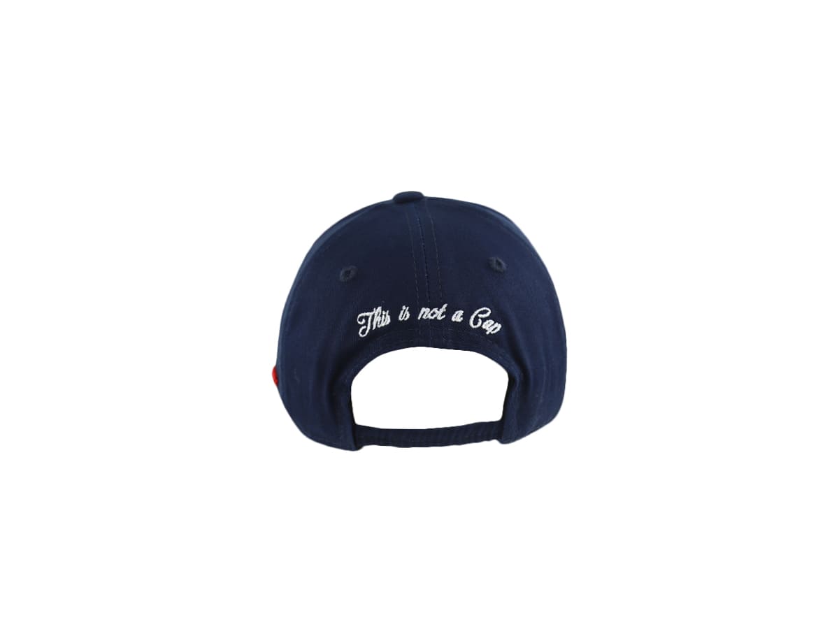 Casquette bébé bleu marine avec inscription en broderie et ajustement à l'arrière