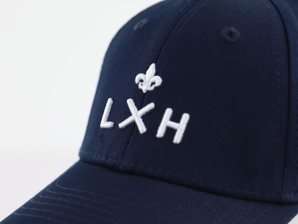 Casquette bébé bleu marine LXH avec broderie élégante pour un style tendance
