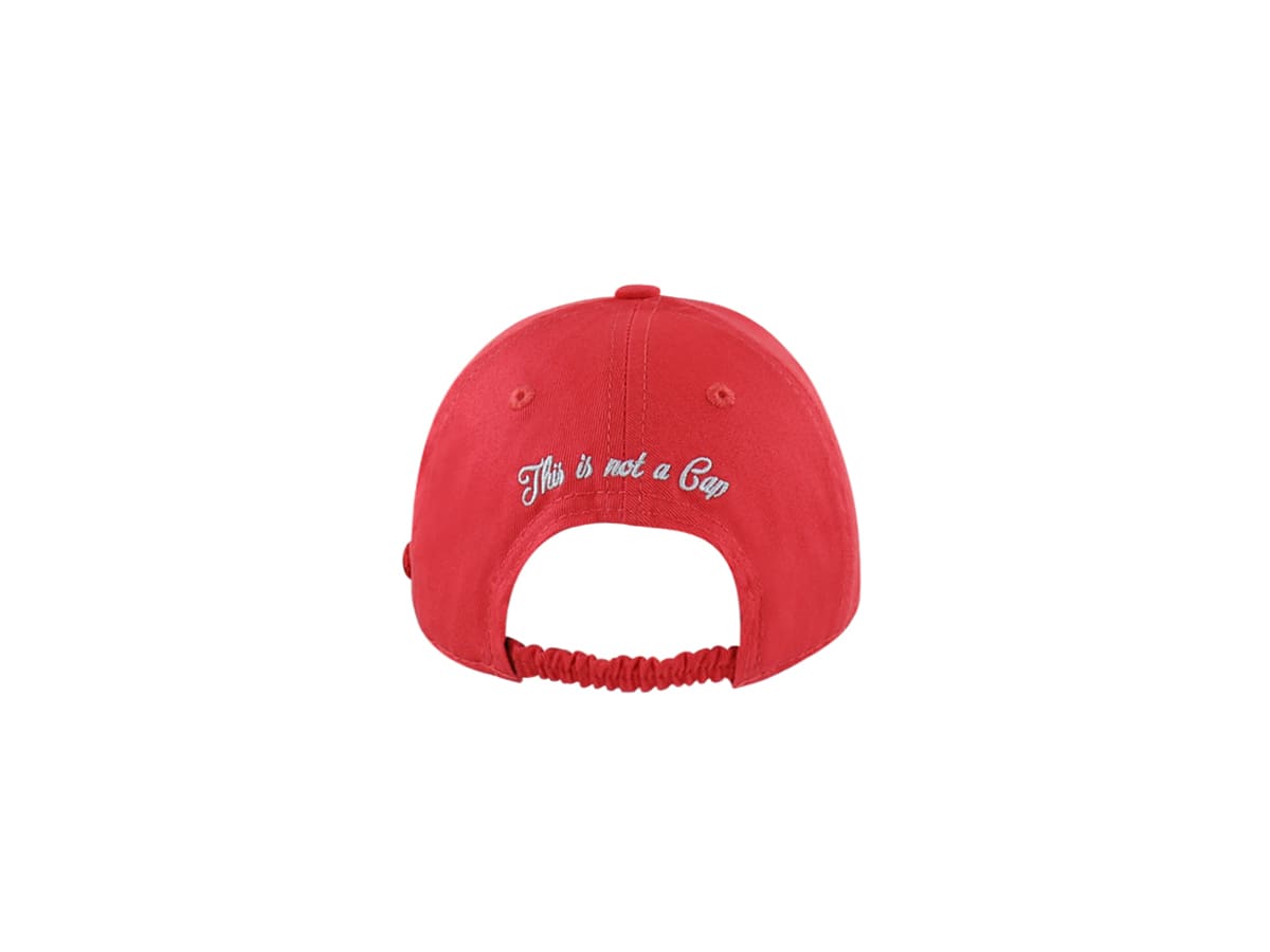 Casquette bébé coton rouge avec inscription This is not a Cap à l'arrière