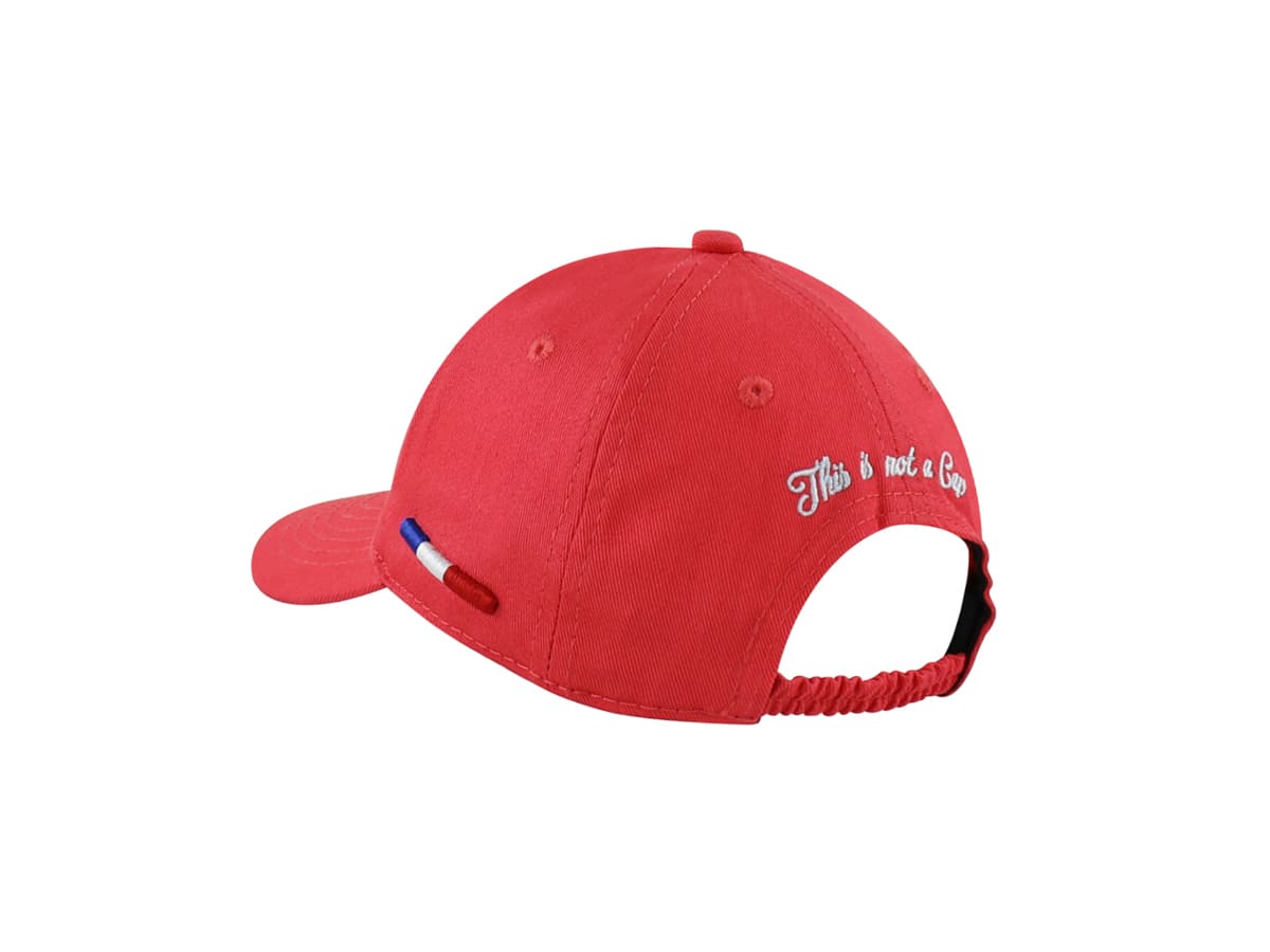 Casquette bébé coton rouge avec broderie 'This is not a cap' et bandeau ajustable