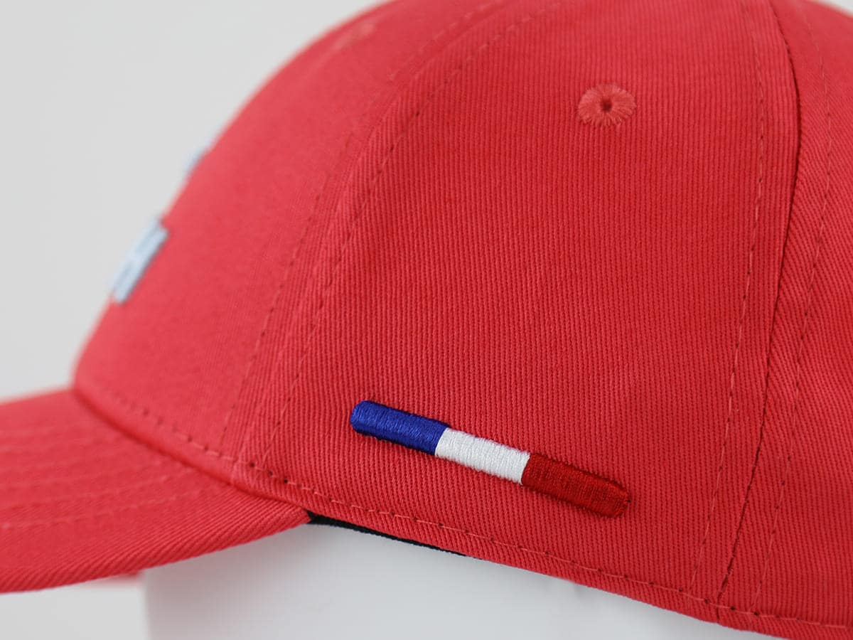 Casquette bébé coton rouge de LXH avec un détail tricolore sur le côté