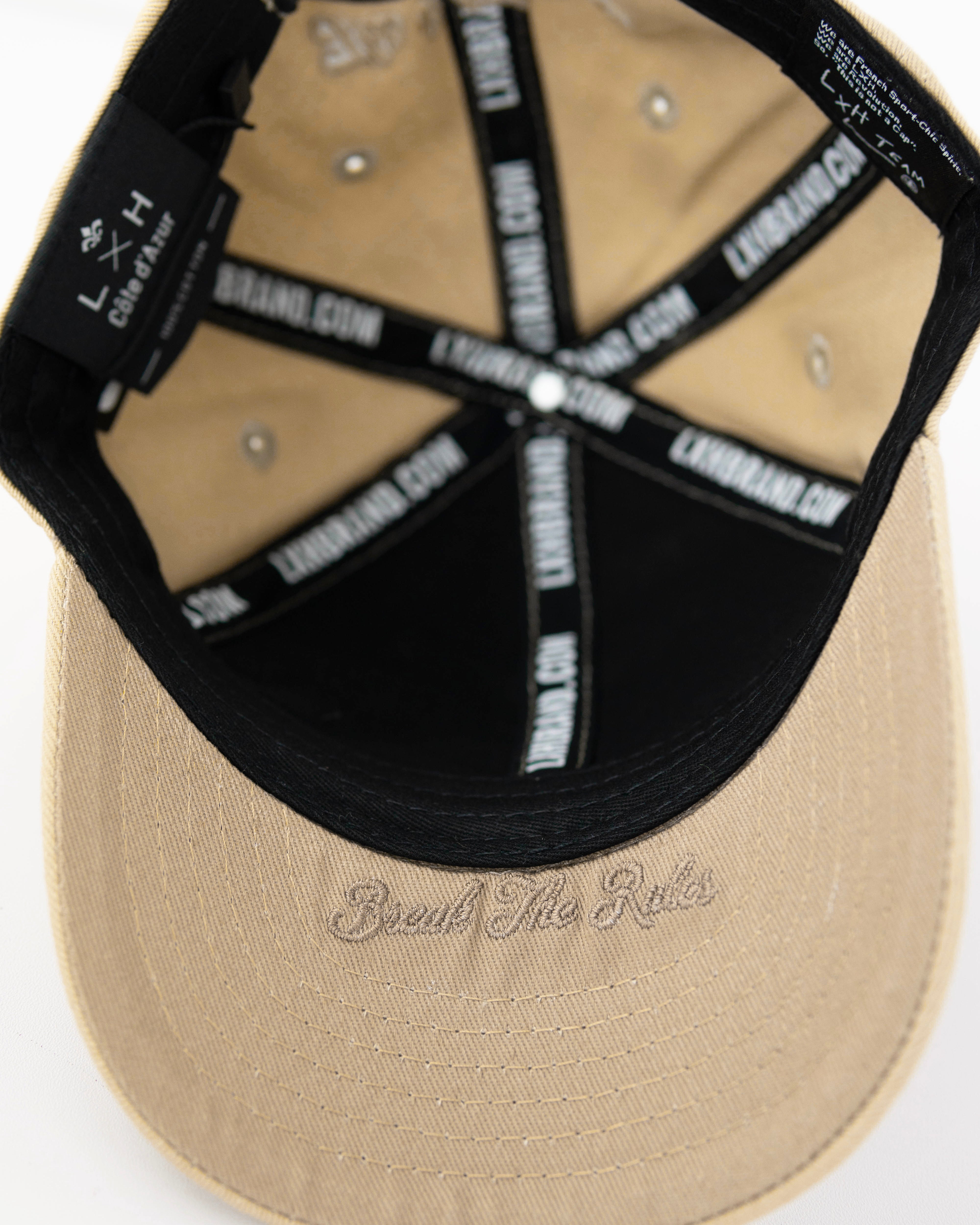 Intérieur d'une casquette bébé coton sable LXH avec logo et design élégant