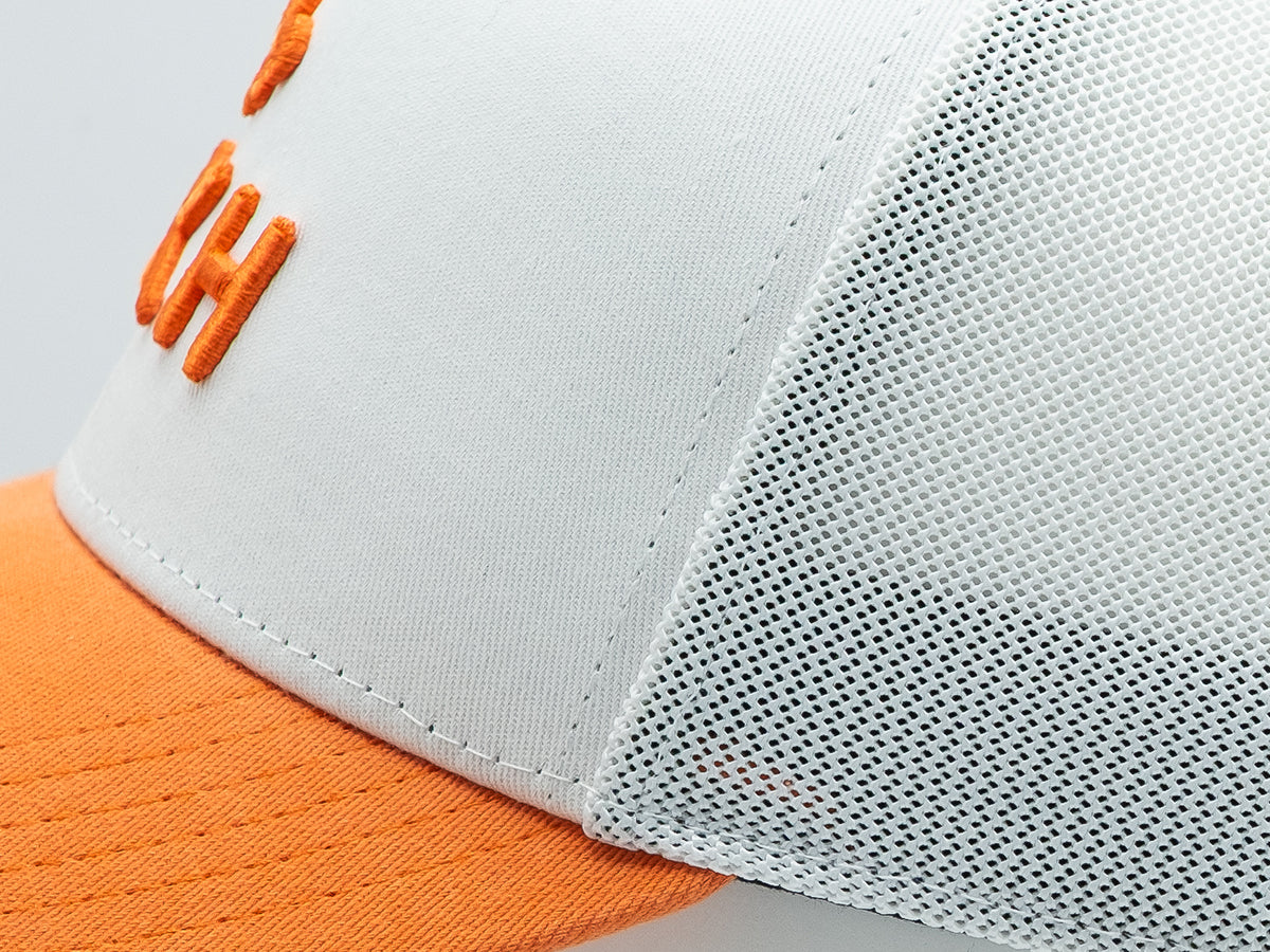 Casquette bicolor blanc orange de la marque LXH avec visière orange et tissu en mesh