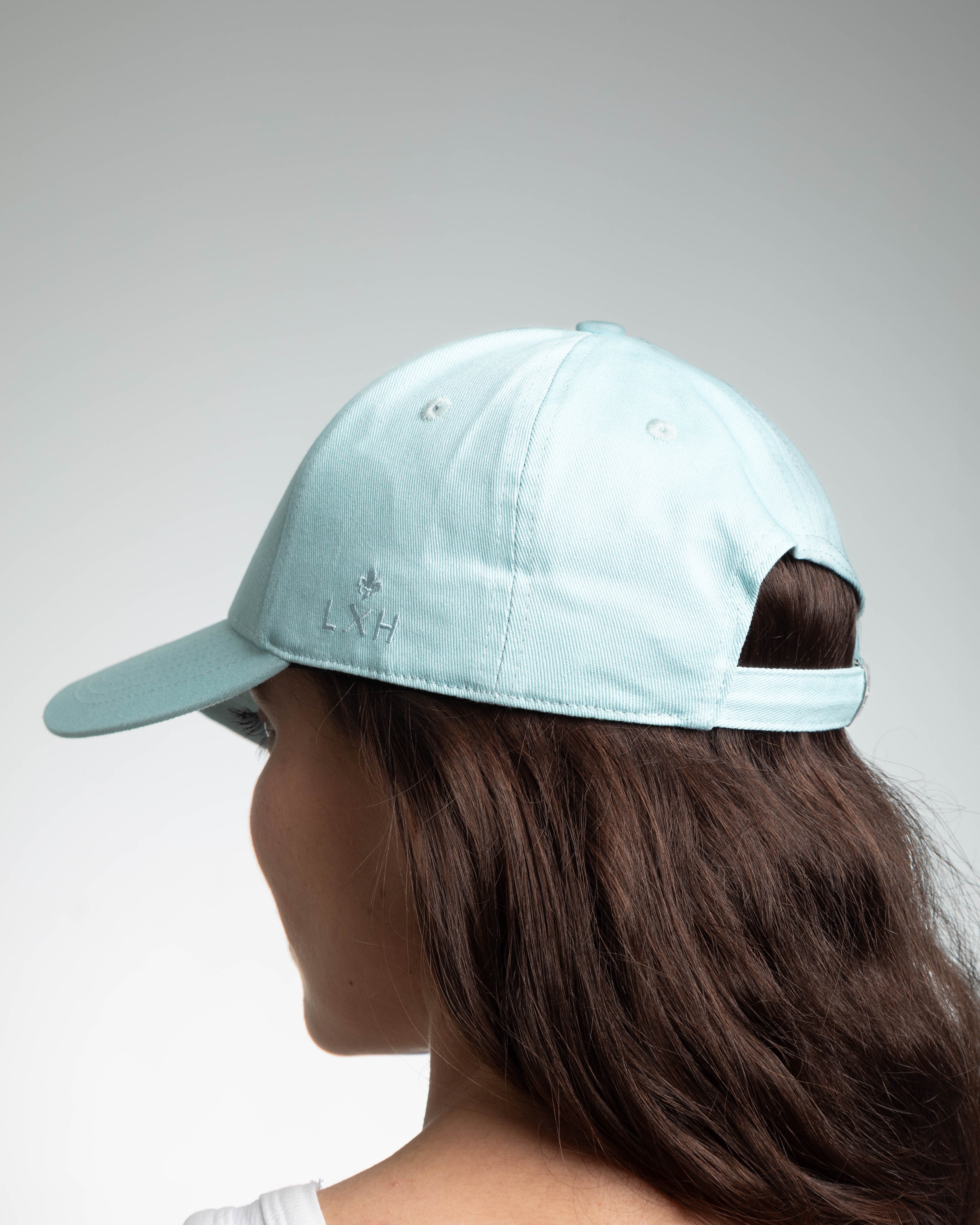 Casquette bleu ciel coton LXH avec une visière incurvée et un design élégant