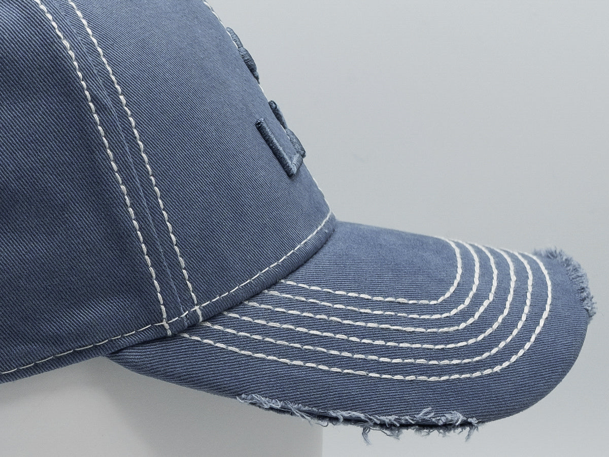 Casquette bleu disrupt de LXH avec bords effilochés et coutures contrastées élégantes