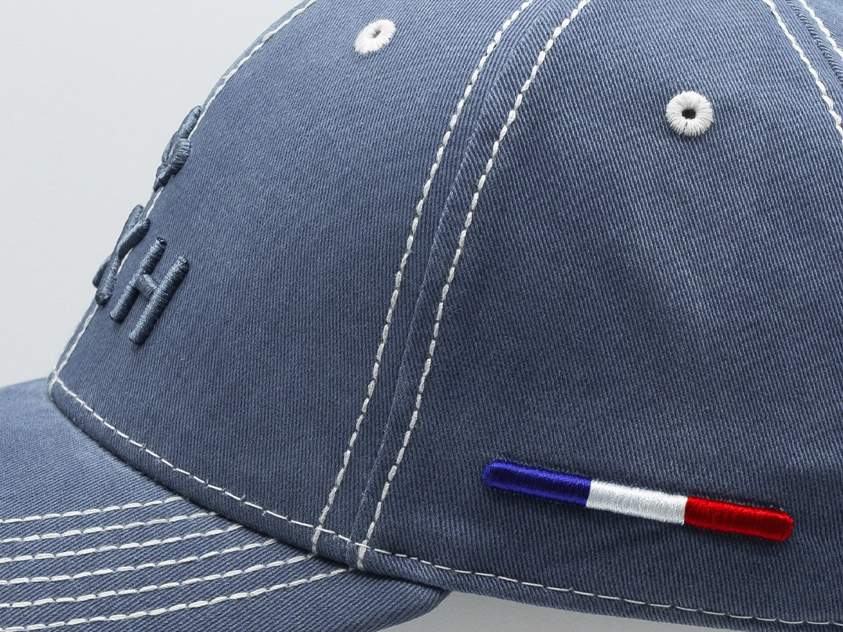 Casquette bleu disrupt de la marque LXH avec broderie française élégante et couture contrastée