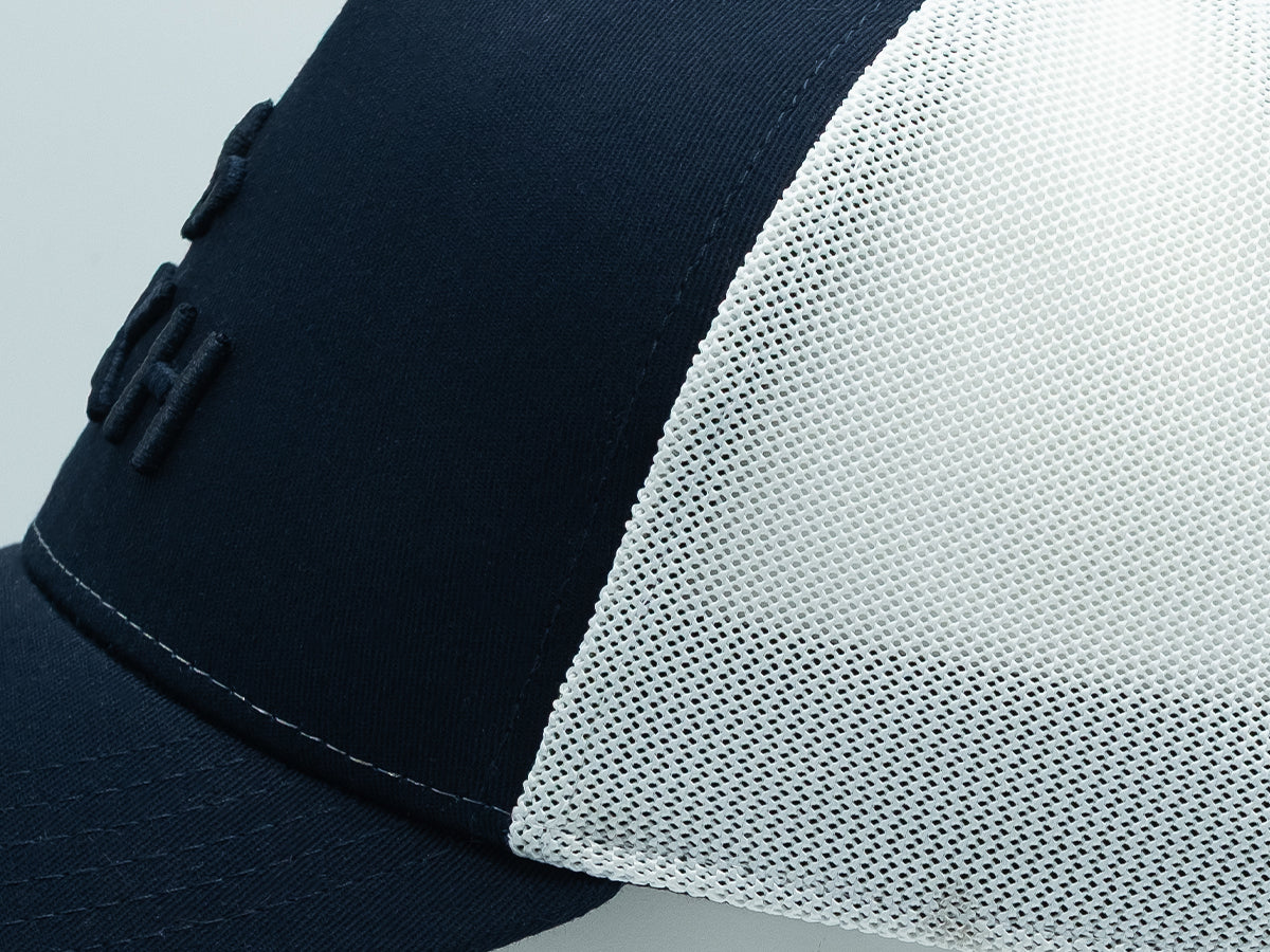 Casquette bleu marine bicolore coton avec un design moderne et un panneau en mesh