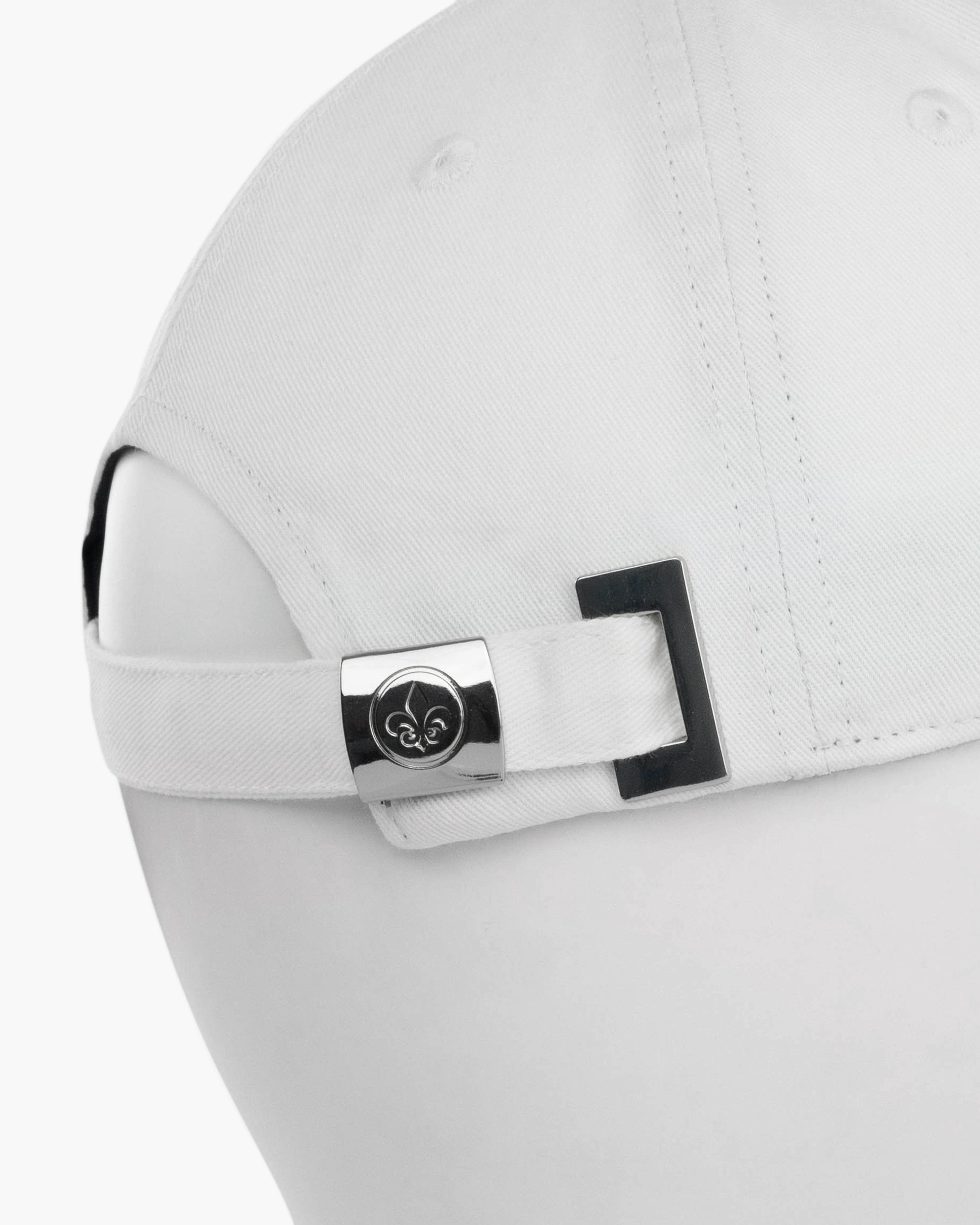 Détail d'une casquette coton blanc LXH avec fermeture arrière ajustable en métal