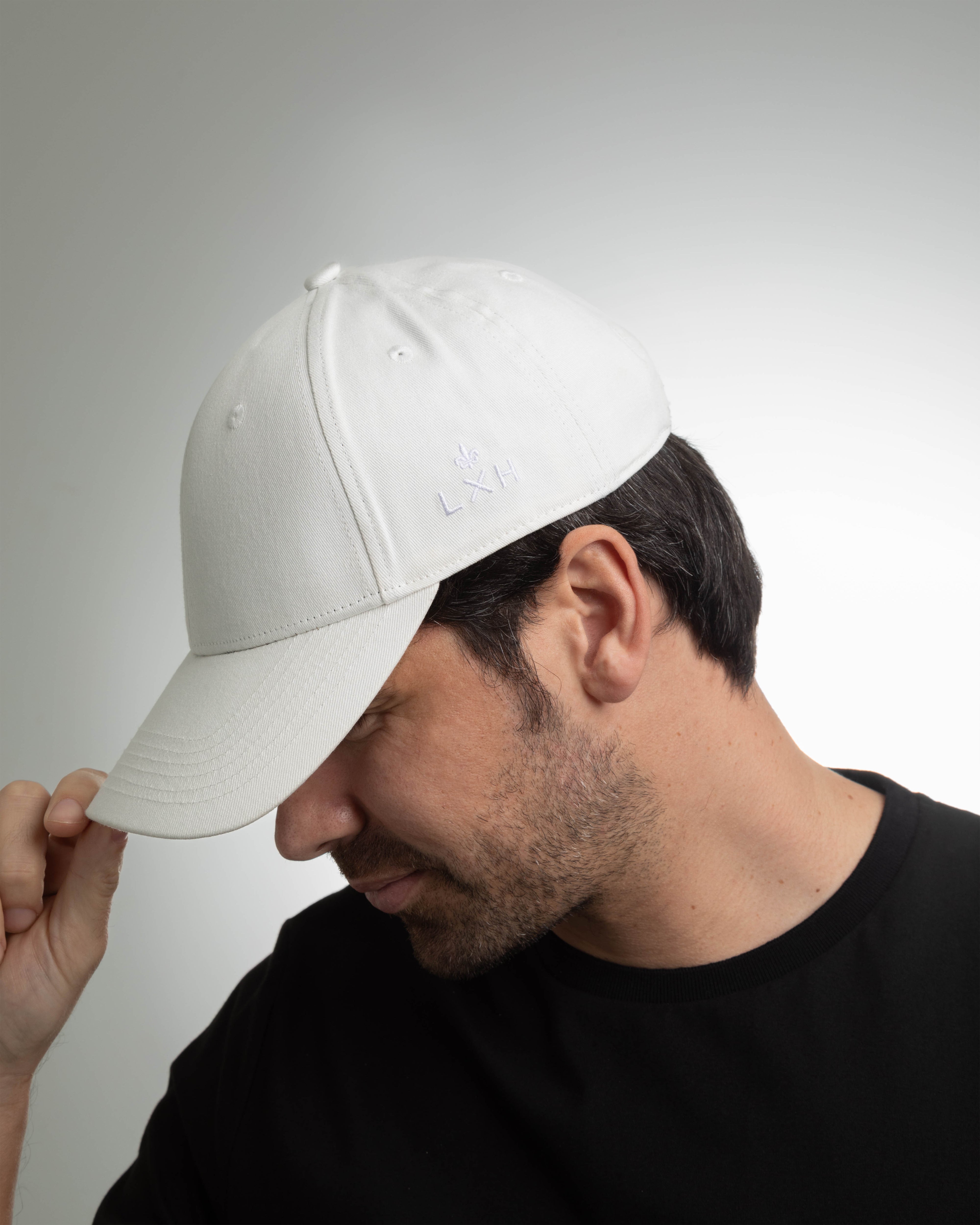 Casquette coton blanc de la marque LXH avec logo brodé, idéale pour un look décontracté