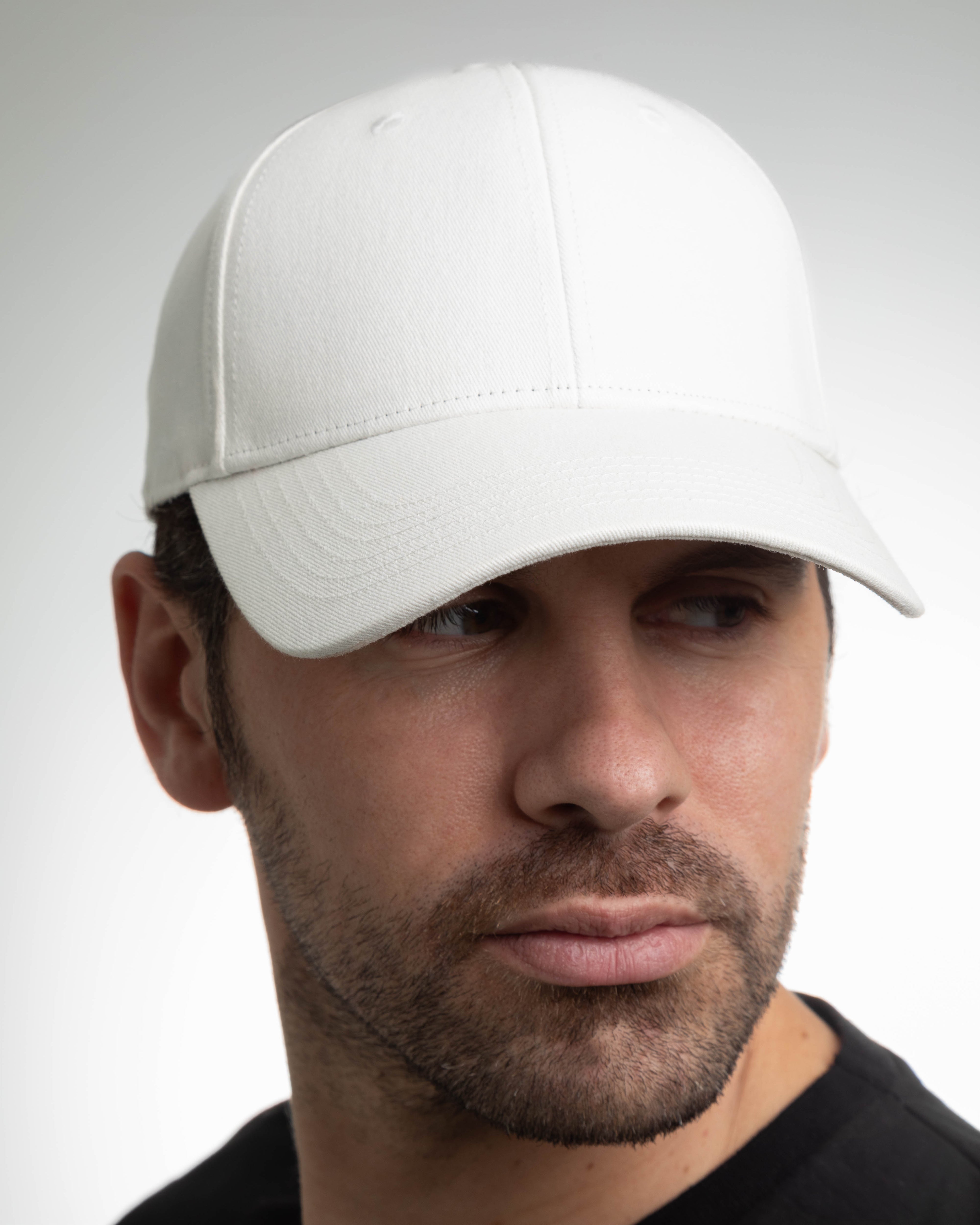 Casquette coton blanc LXH sur un modèle avec une visière courbée élégante