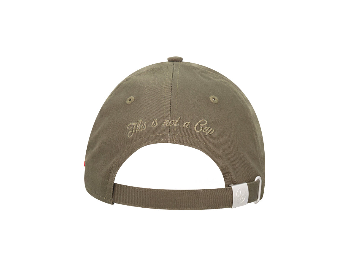 Vue arrière de la casquette coton kaki haut de gamme avec inscription 'This is not a Cap'