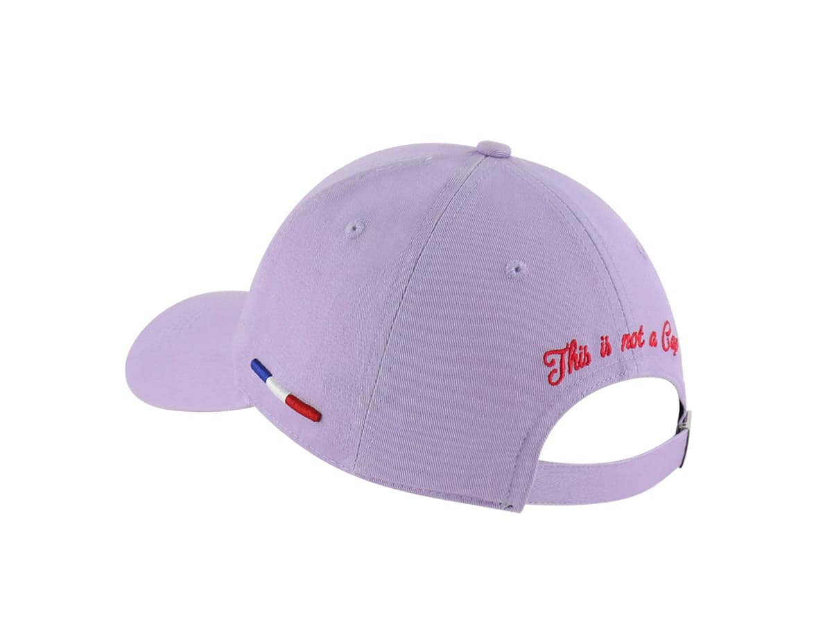 Casquette Coton Pop Lilas avec broderie rouge et détails bleu, blanc, rouge à l'arrière