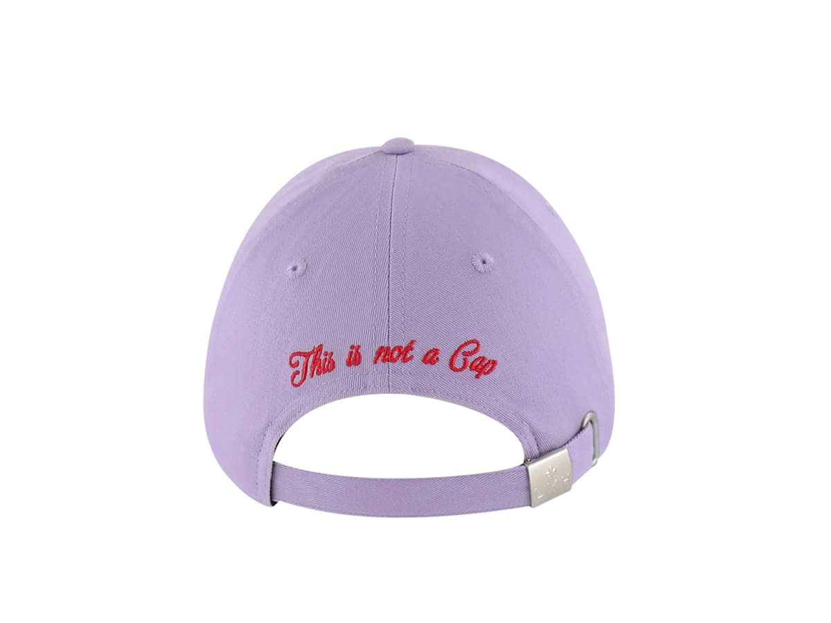 Casquette Coton Pop Lilas avec inscription rouge à l'arrière pour un style décontracté