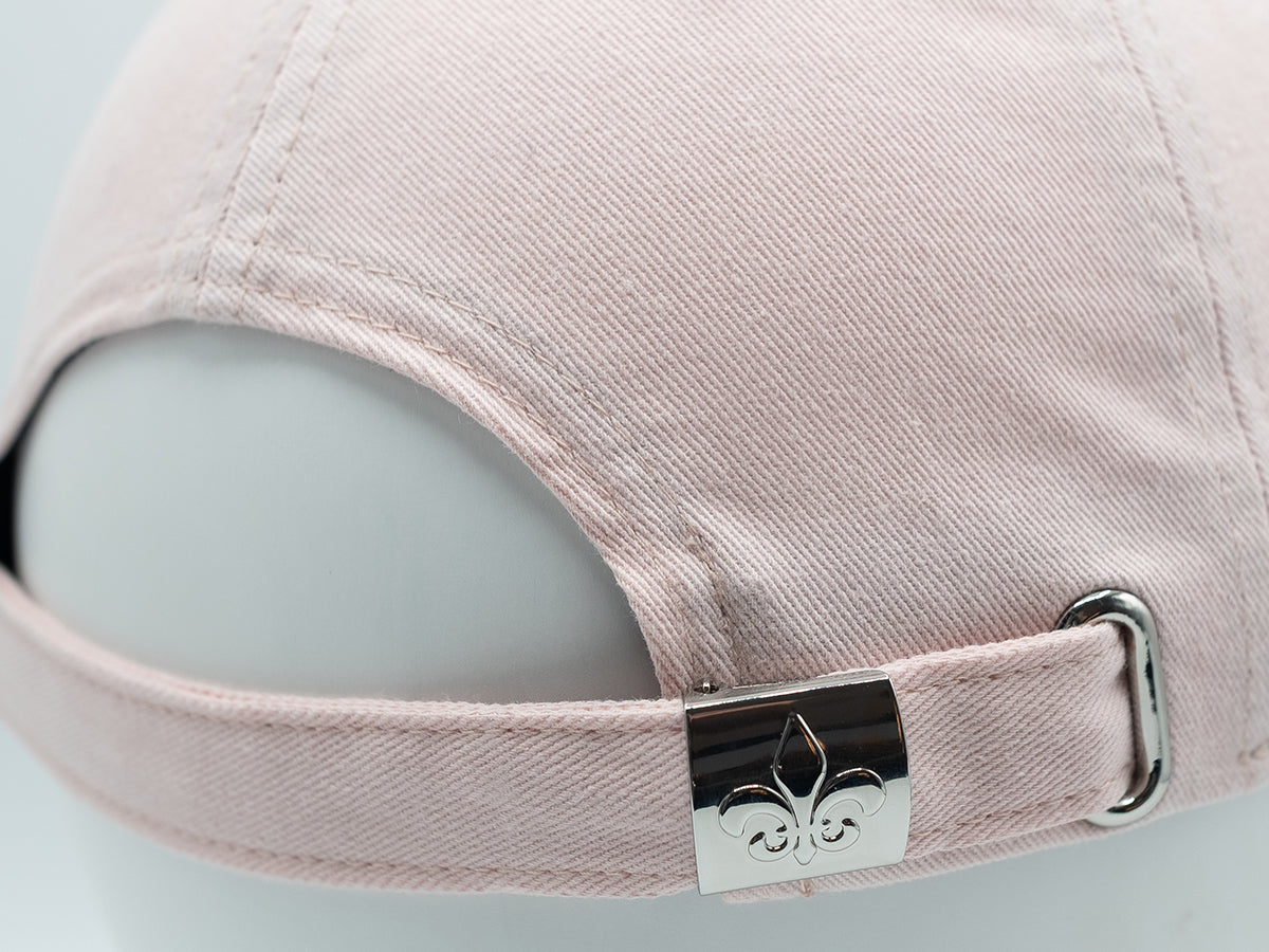 Détail de la casquette coton rose poudré avec attache métallique élégante à l'arrière
