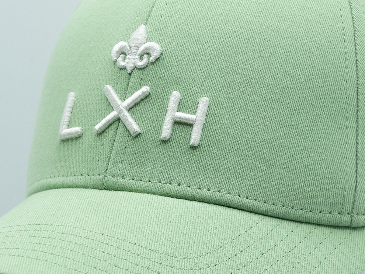 Casquette coton vert clair LXH avec broderie blanche et motif de fleur de lys