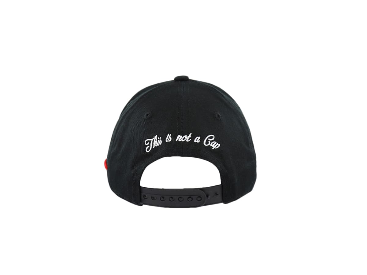 Vue arrière d'une casquette enfant coton noir avec inscription 'This is not a Cap'