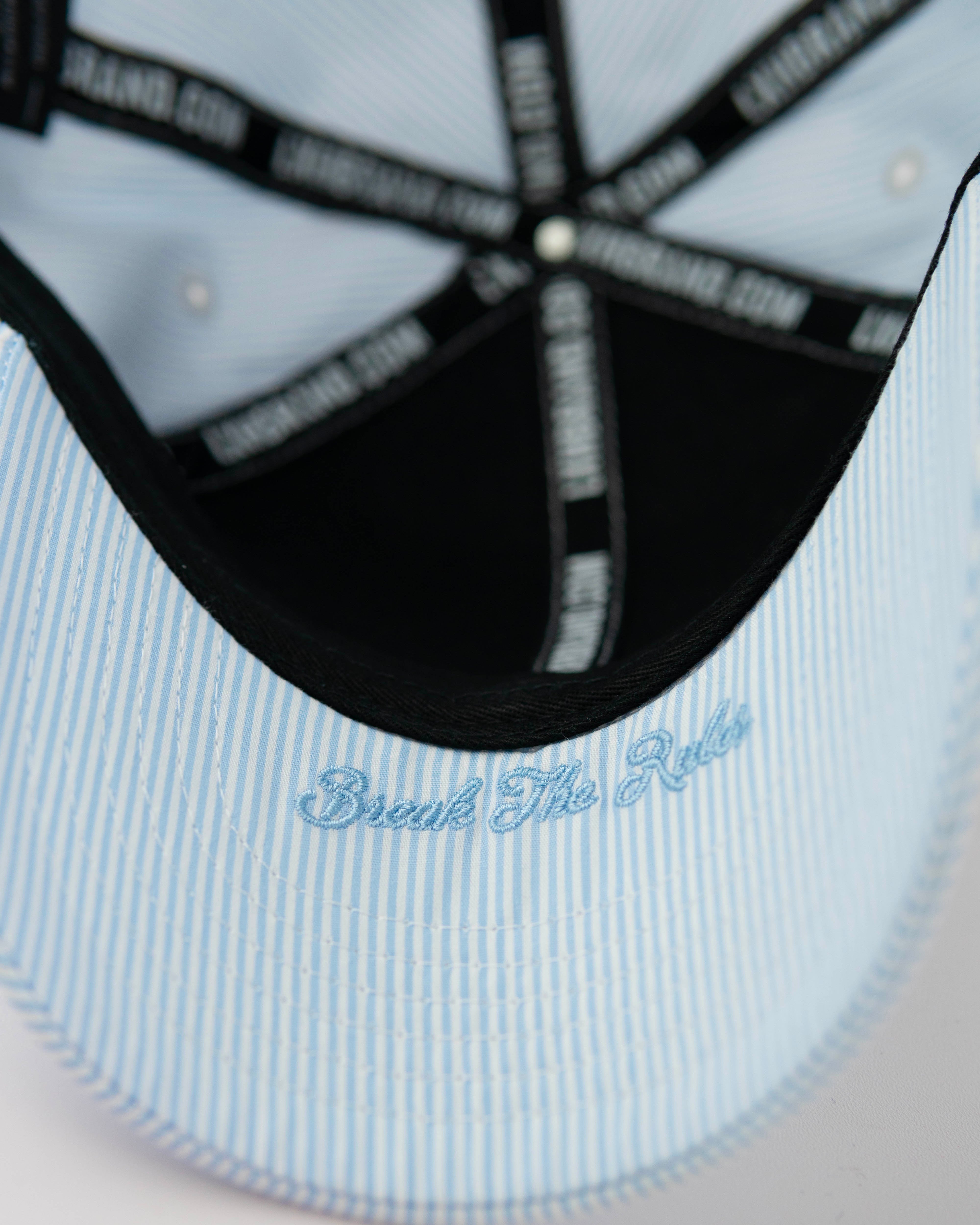 Intérieur casquette enfant LXH rayures bleu, doublure rayée bleu clair, broderie Break The Rules bleu ciel, bandeau signé.